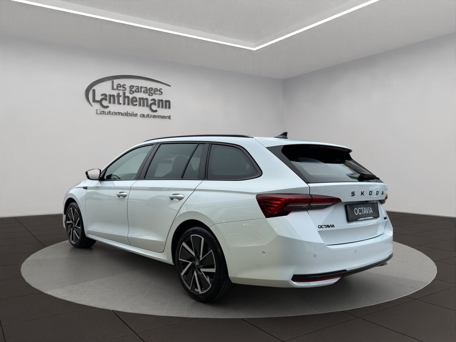 SKODA Octavia Combi 1.5 TSI mHEV DSG Sport Line-image-2