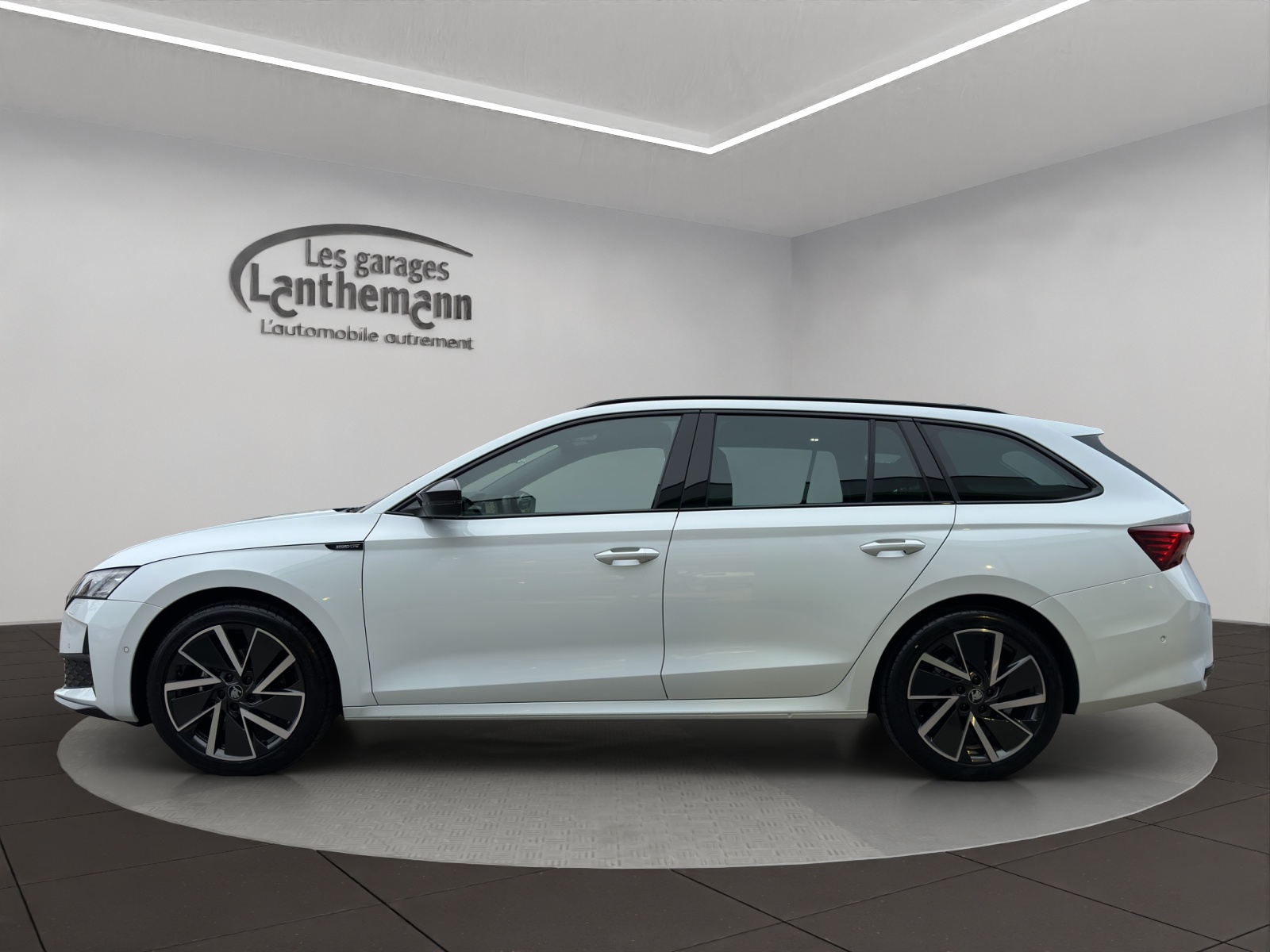 SKODA Octavia Combi 1.5 TSI mHEV DSG Sport Line-image-1