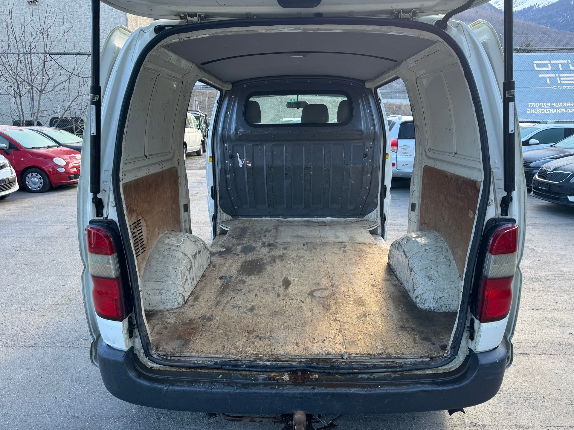 TOYOTA Hiace D-4D Van 4WD SWB-image-9