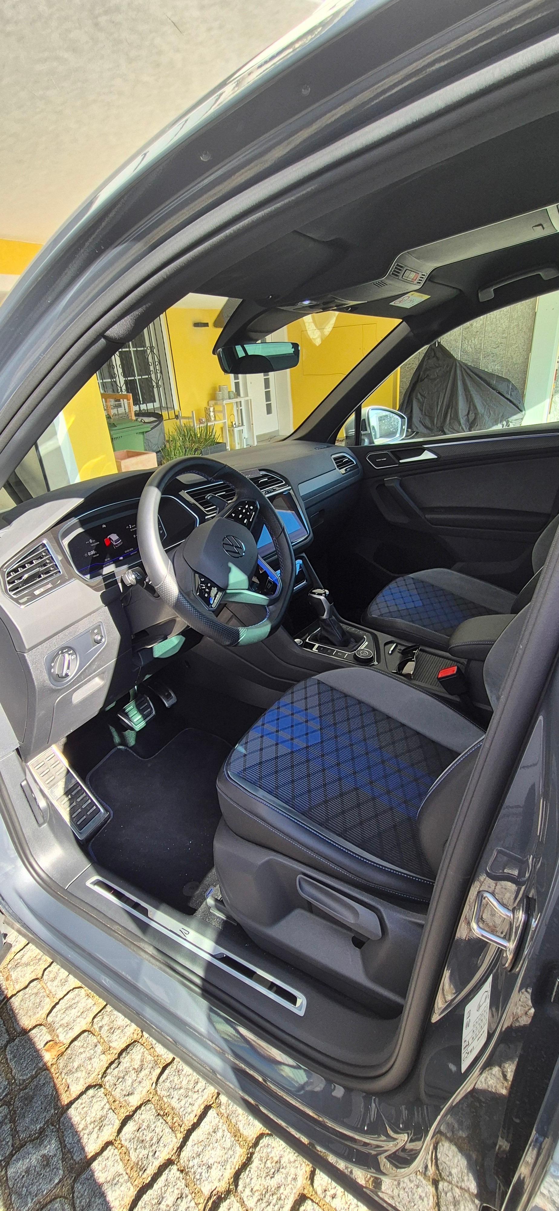 VW Tiguan 2.0TSI R 4Motion DSG-image-4