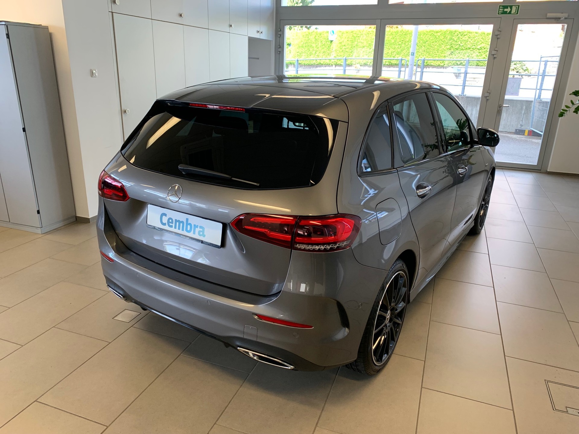 MERCEDES-BENZ B 250 e AMG Line 8G-DCT-image-2