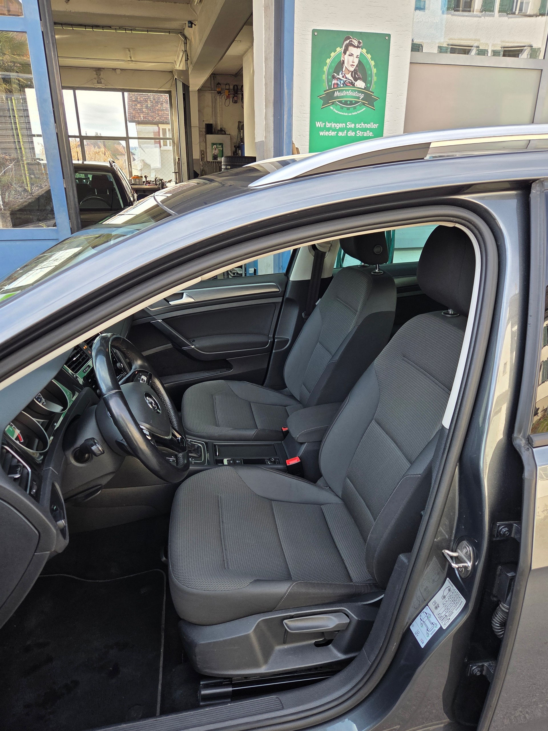 VW Golf Variant 2.0 TDI Comfortline 4Motion DSG-image-9