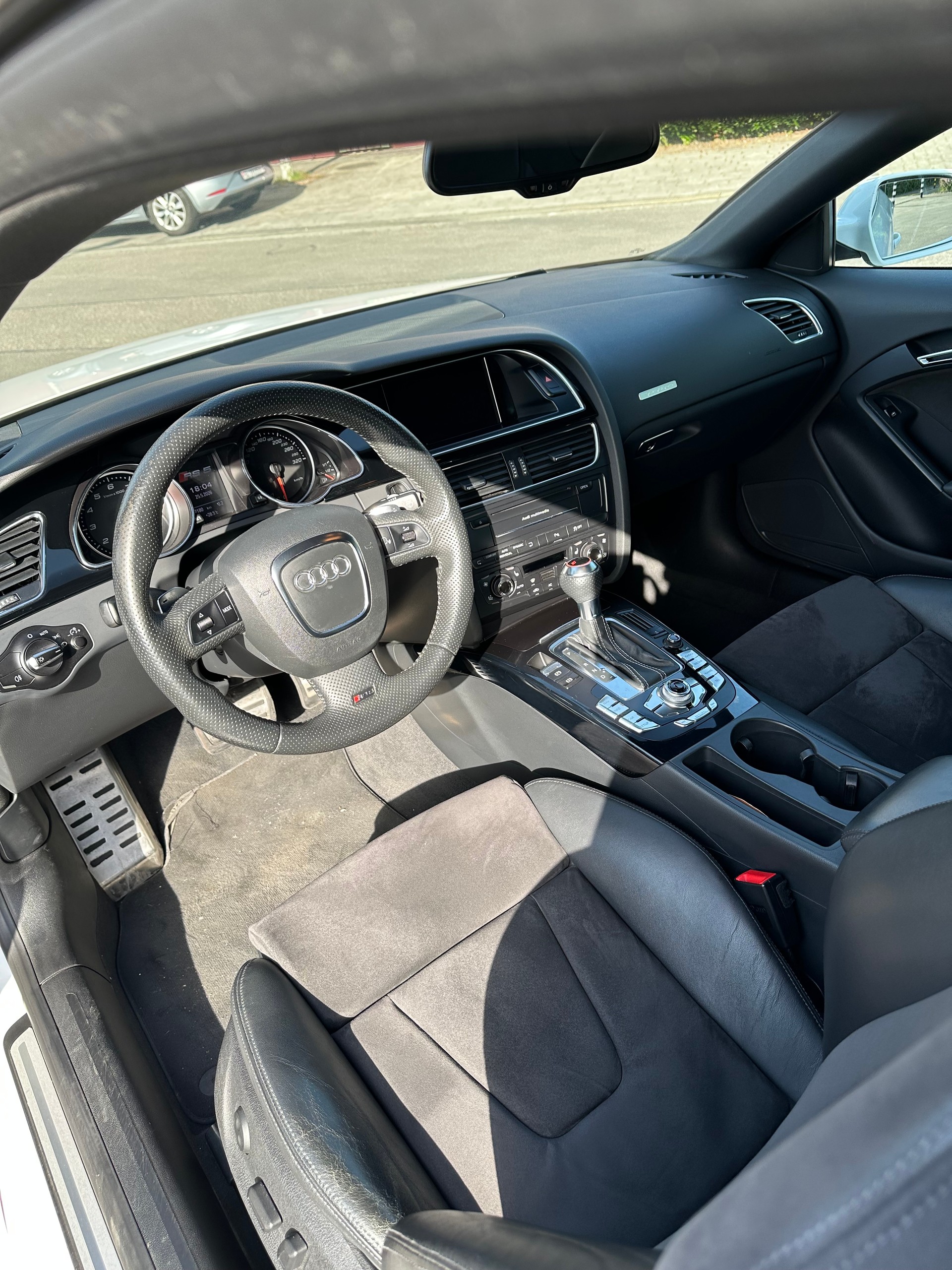 AUDI 4.2 V8 FSI quattro S-Tronic-image-7