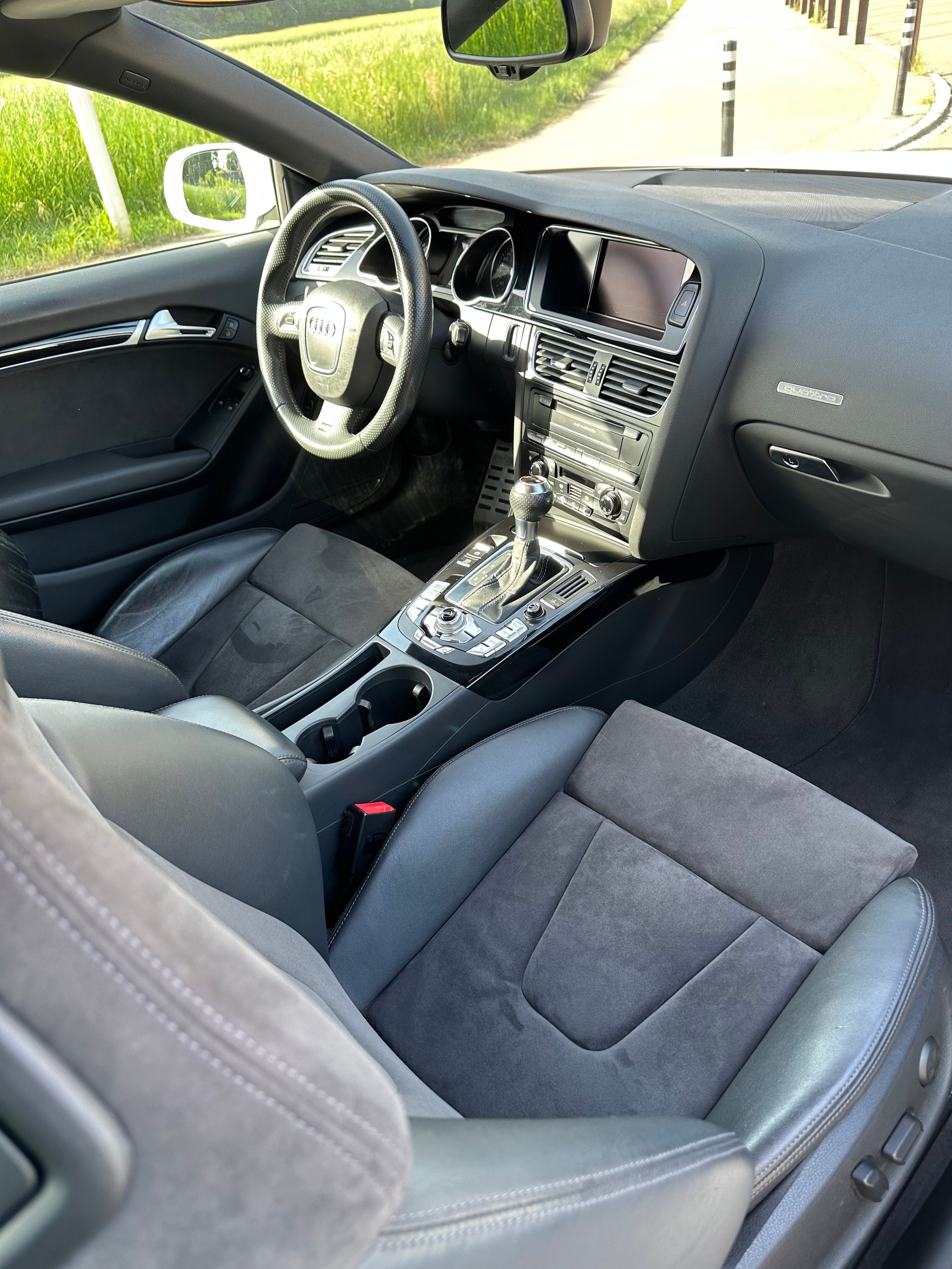 AUDI 4.2 V8 FSI quattro S-Tronic-image-8
