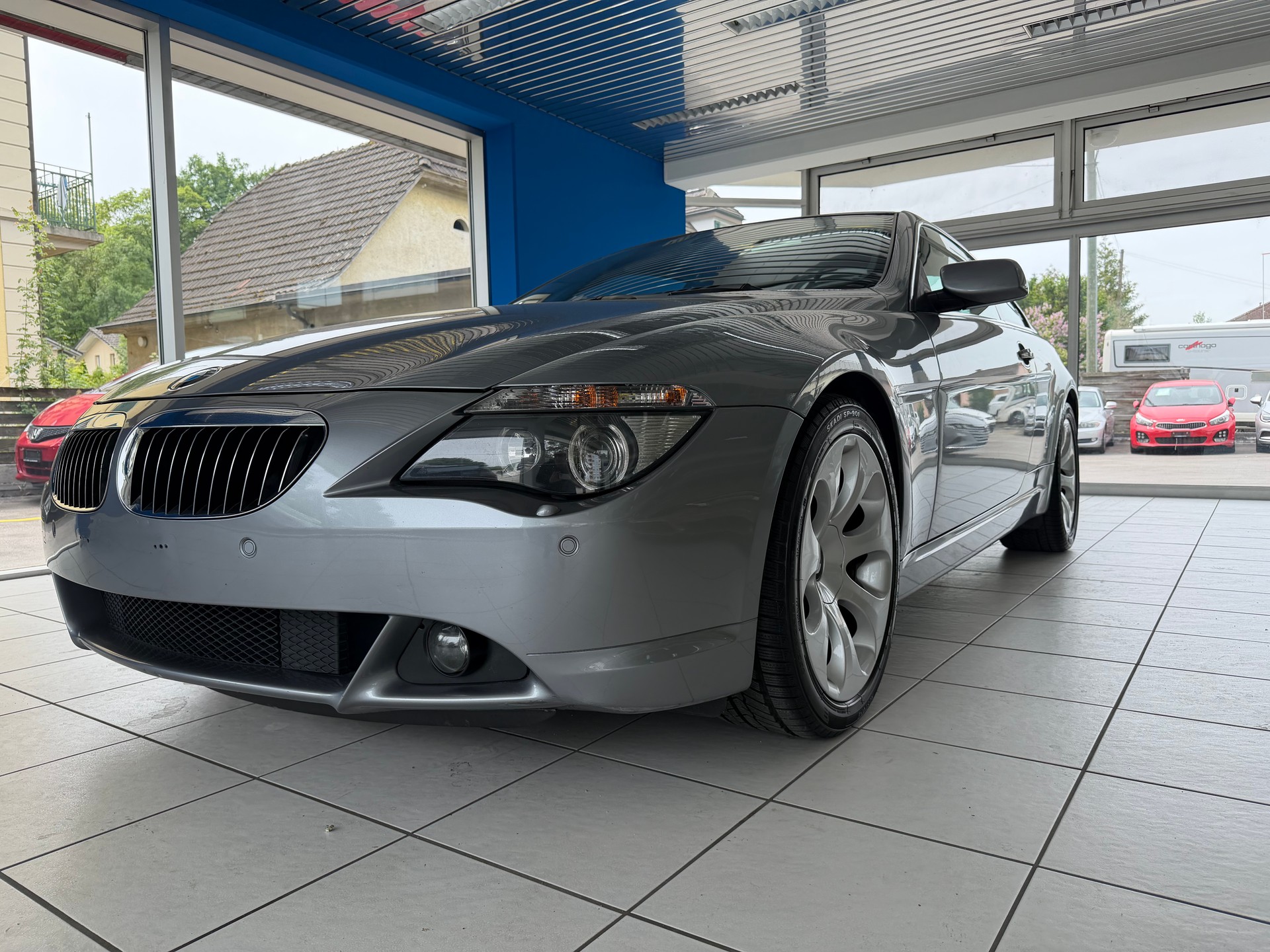 BMW 645i-showroom-element-1
