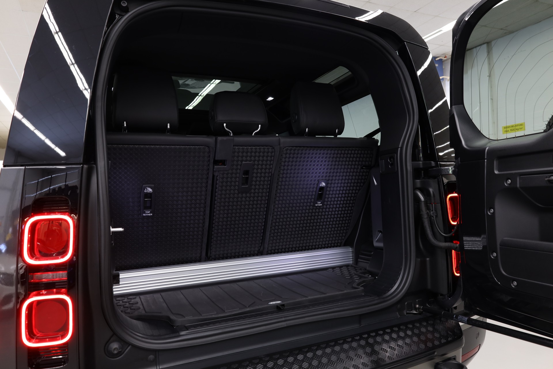 LAND ROVER Defender 90 3.0 I6 X-Dynamic HSE-image-15