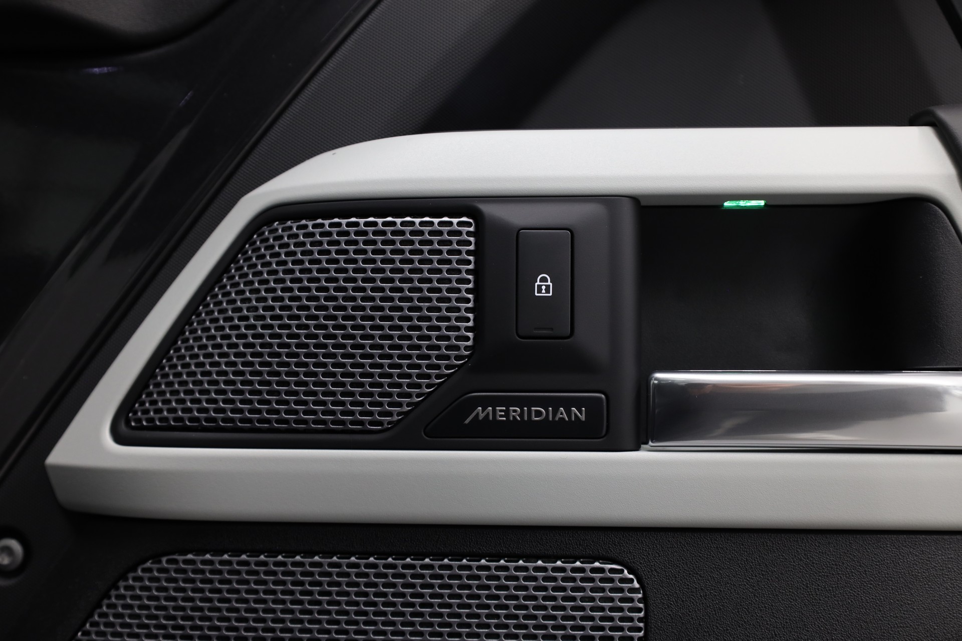LAND ROVER Defender 90 3.0 I6 X-Dynamic HSE-image-30