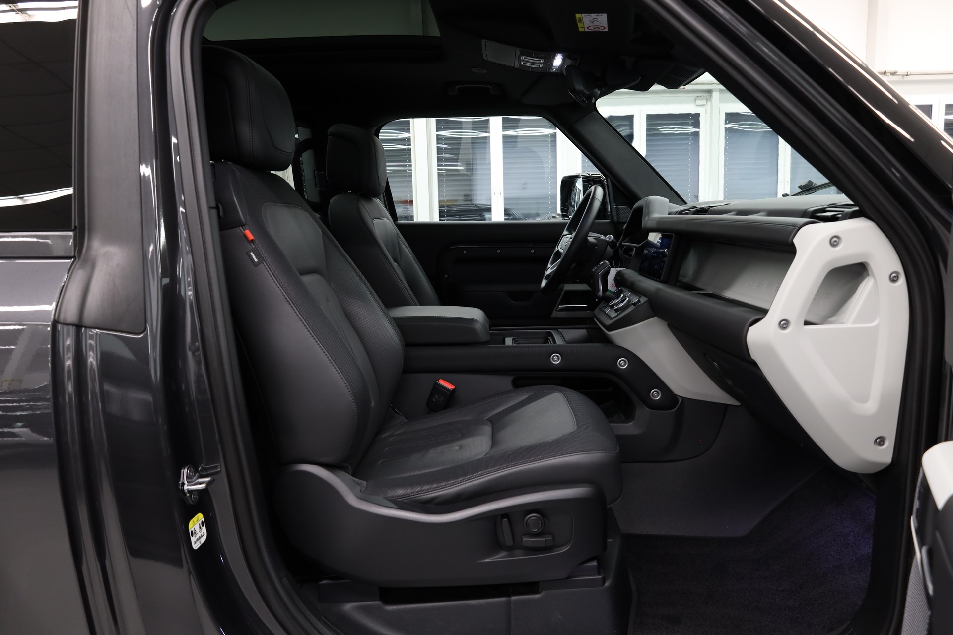 LAND ROVER Defender 90 3.0 I6 X-Dynamic HSE-image-18