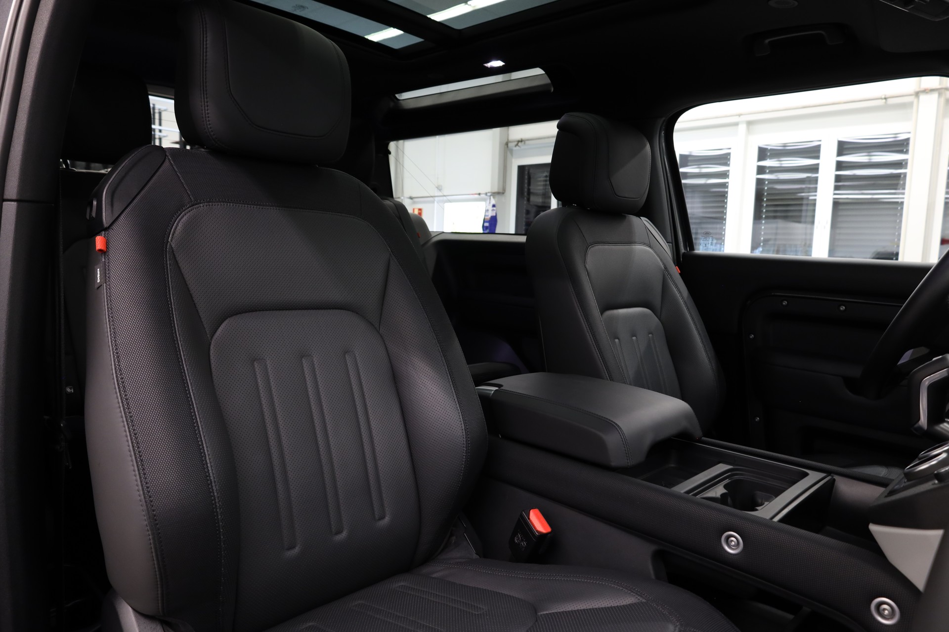 LAND ROVER Defender 90 3.0 I6 X-Dynamic HSE-image-19