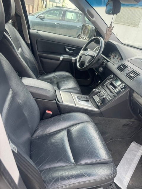 VOLVO XC90 D5 AWD Momentum-image-10