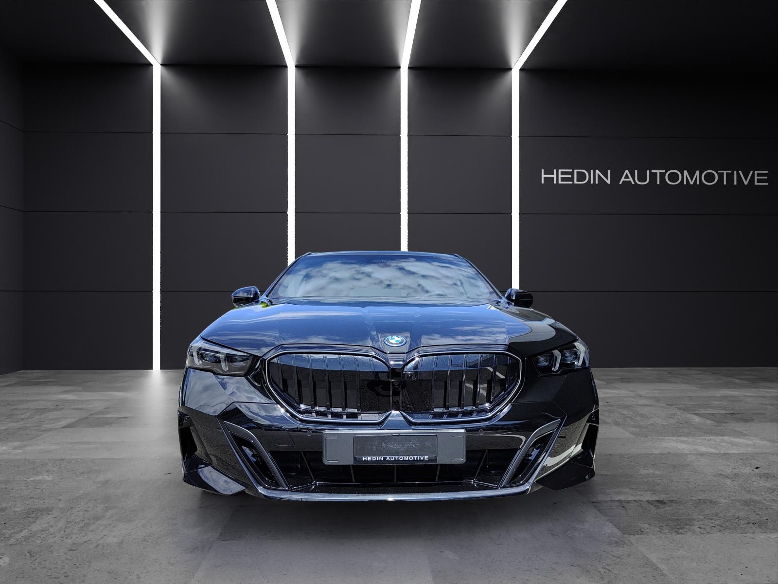 BMW 550e xDrive Touring-showroom-element-2