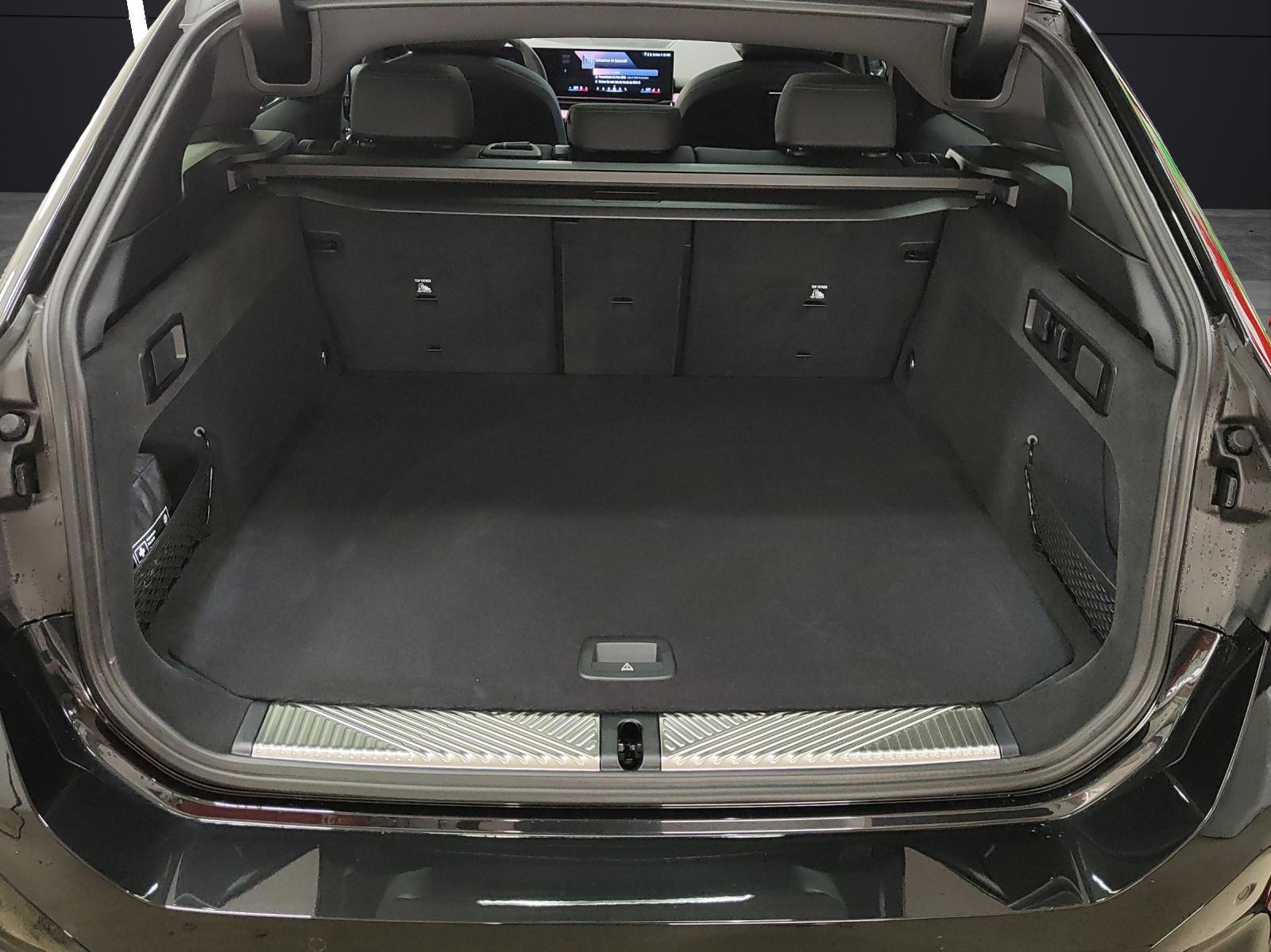 BMW 550e xDrive Touring-image-16