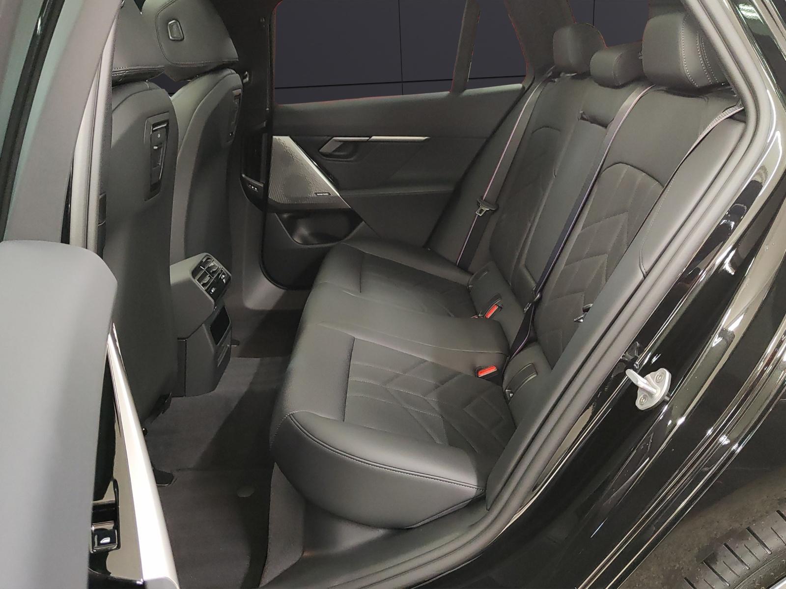 BMW 550e xDrive Touring-image-17