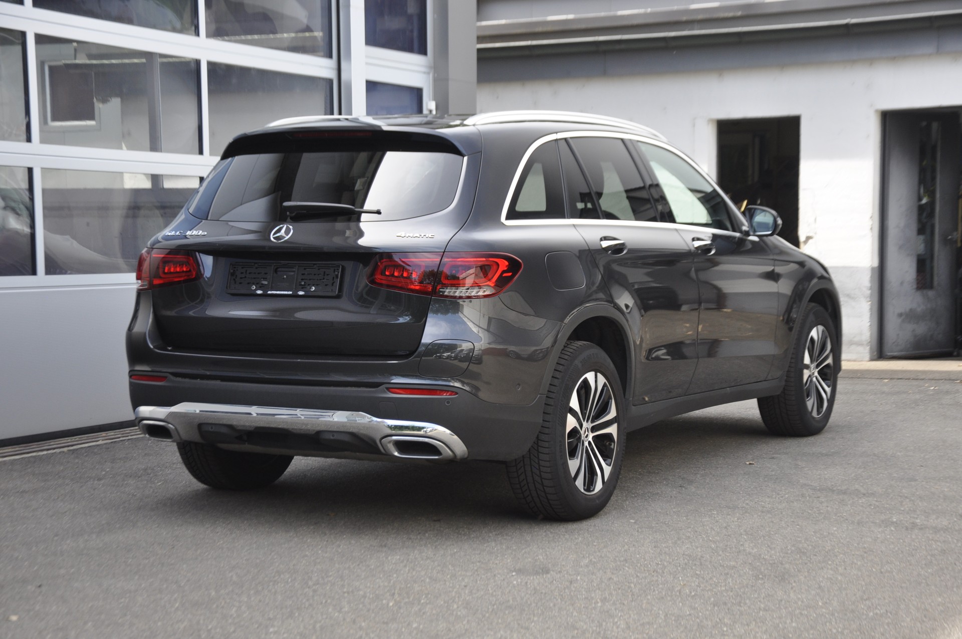 MERCEDES-BENZ GLC 300 e 4Matic 9G-Tronic I Anhängerkupplung-image-2