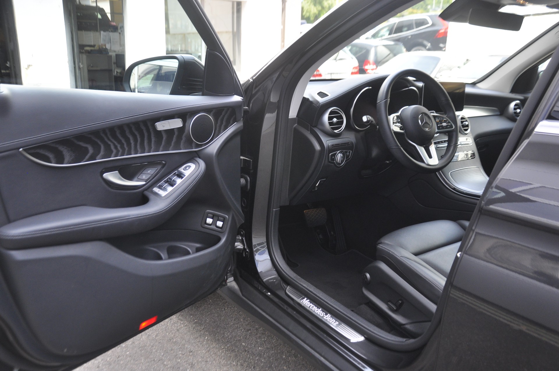 MERCEDES-BENZ GLC 300 e 4Matic 9G-Tronic I Anhängerkupplung-image-3
