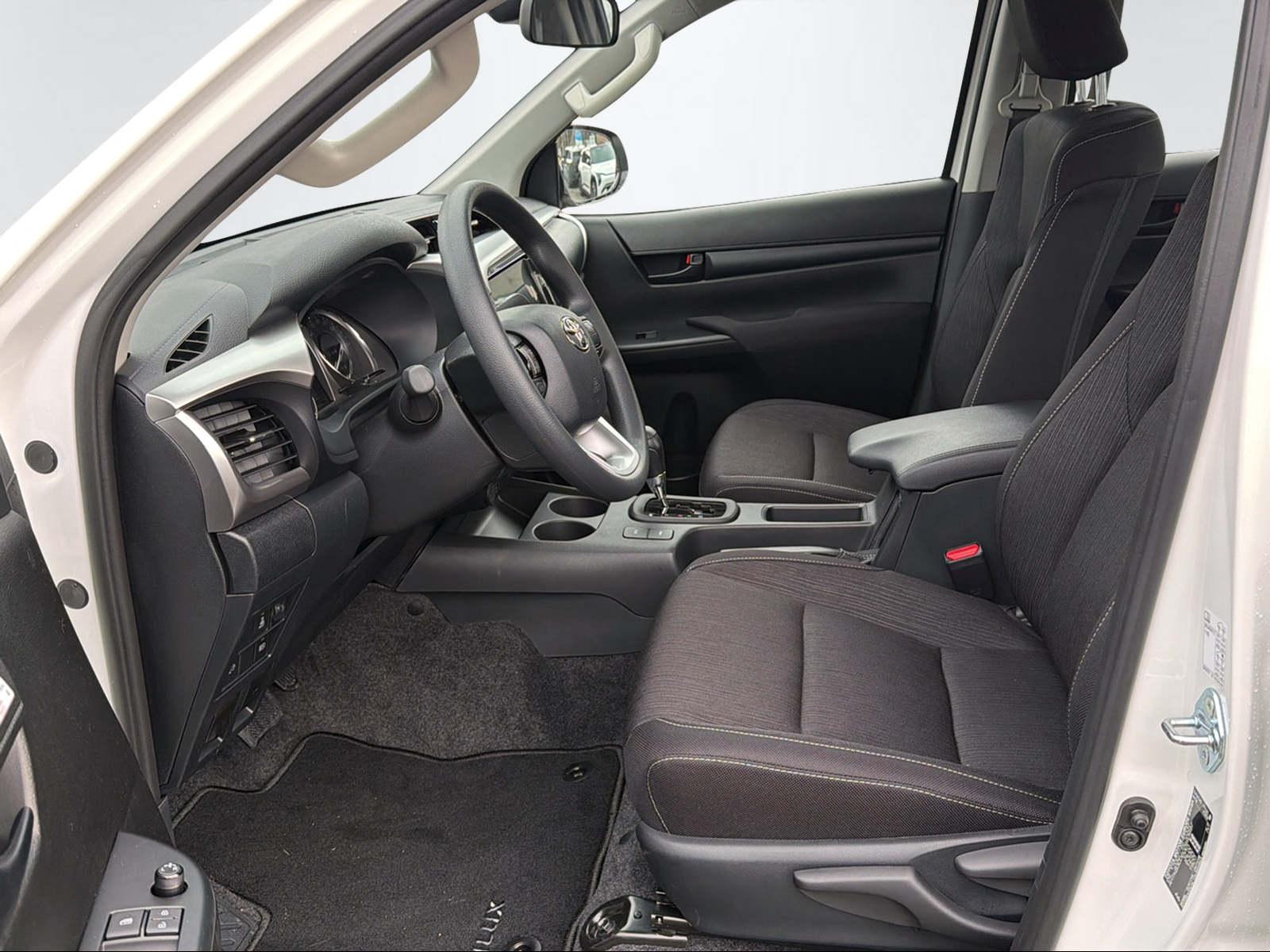 TOYOTA Hilux Double Cab.-Pick-up 2.4 D-4D 150 Comfort-image-2