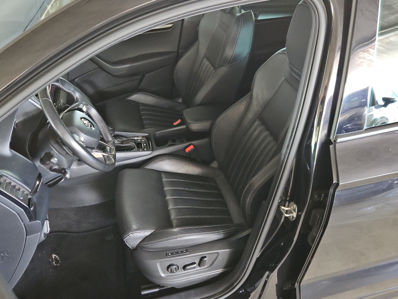 SKODA Karoq 2.0 TSI SportLine 4x4 DSG-image-8