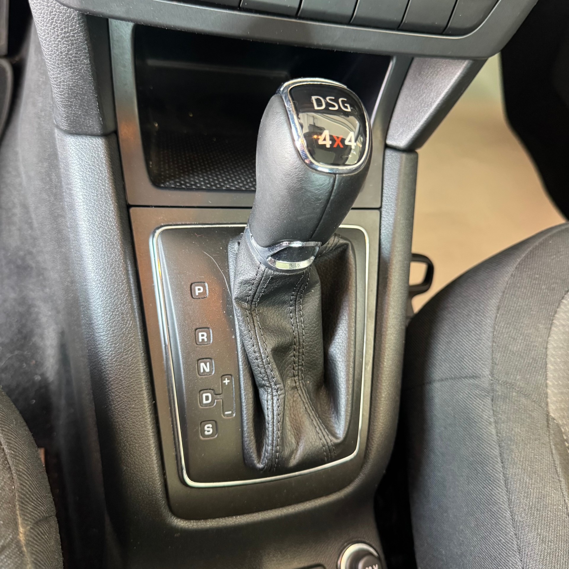 SKODA Yeti 1.8 TSI Elegance 4x4 DSG-image-12