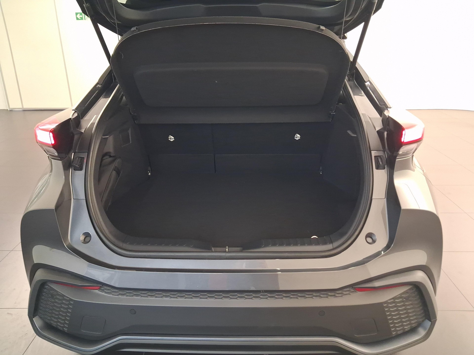TOYOTA C-HR 2.0 PHEV Swiss Edition-image-11
