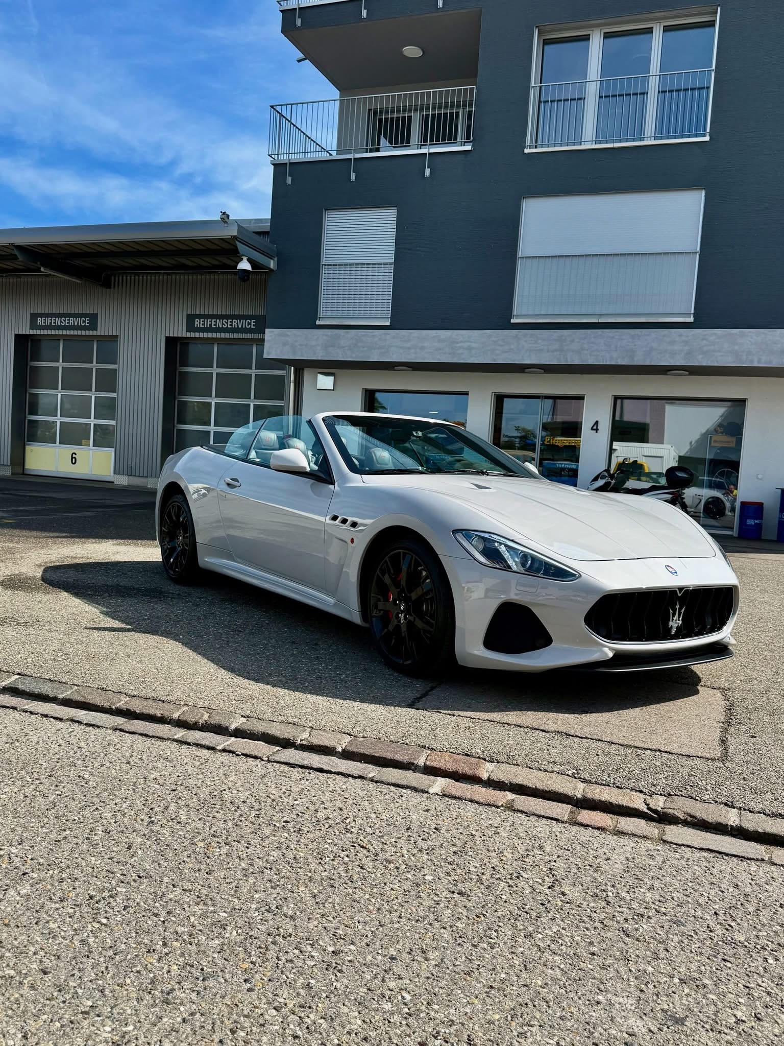 MASERATI GranCabrio MC Stradale Alcantara-image-1