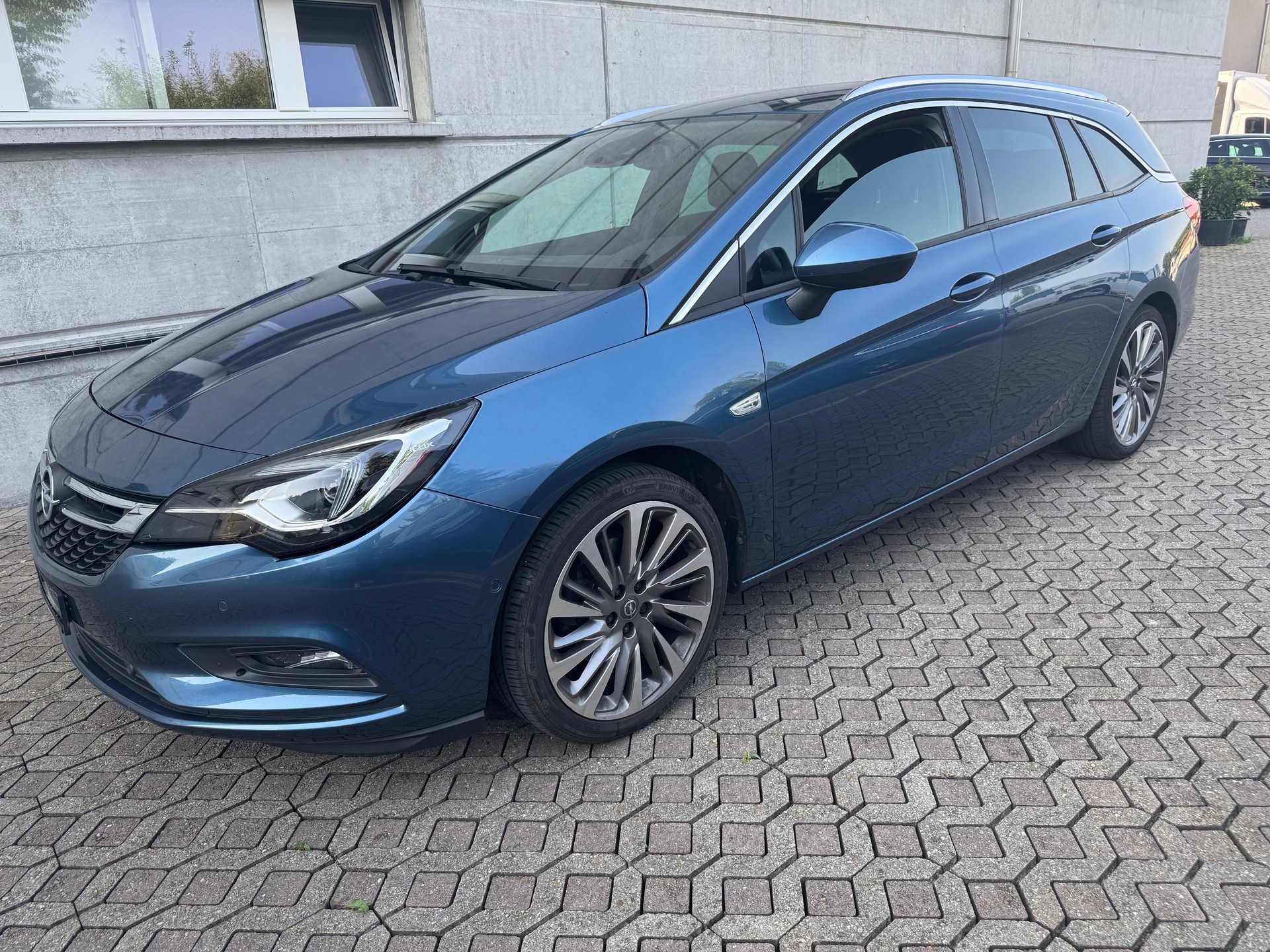 OPEL Astra Sports Tourer 1.6i Turbo Excellence-image-0