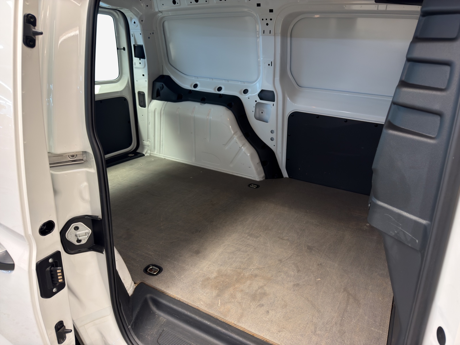 VW Caddy Cargo 2.0TDI Maxi-image-11