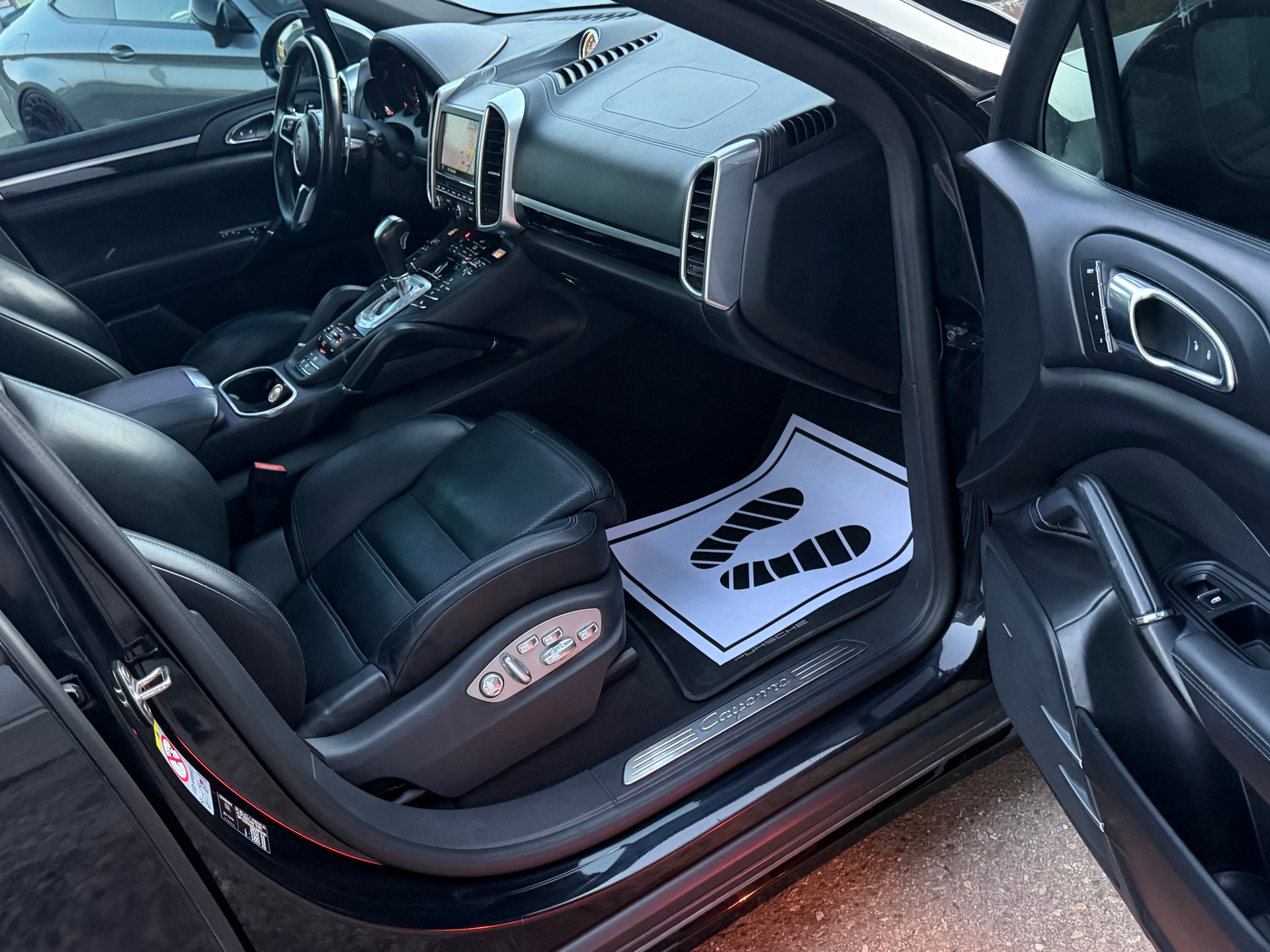 PORSCHE Cayenne Diesel Platinum Edition-image-11
