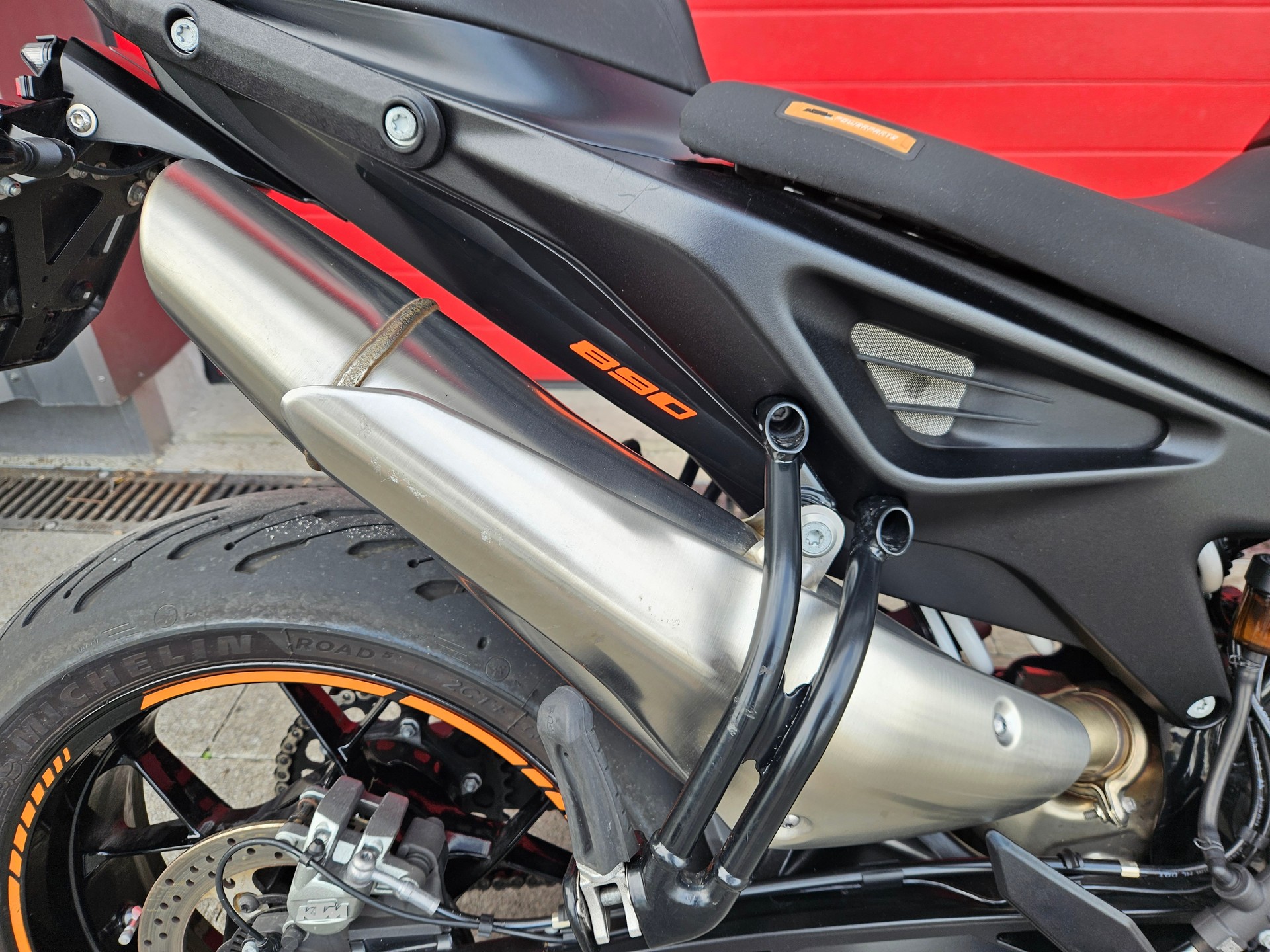 KTM 890 Duke-image-4