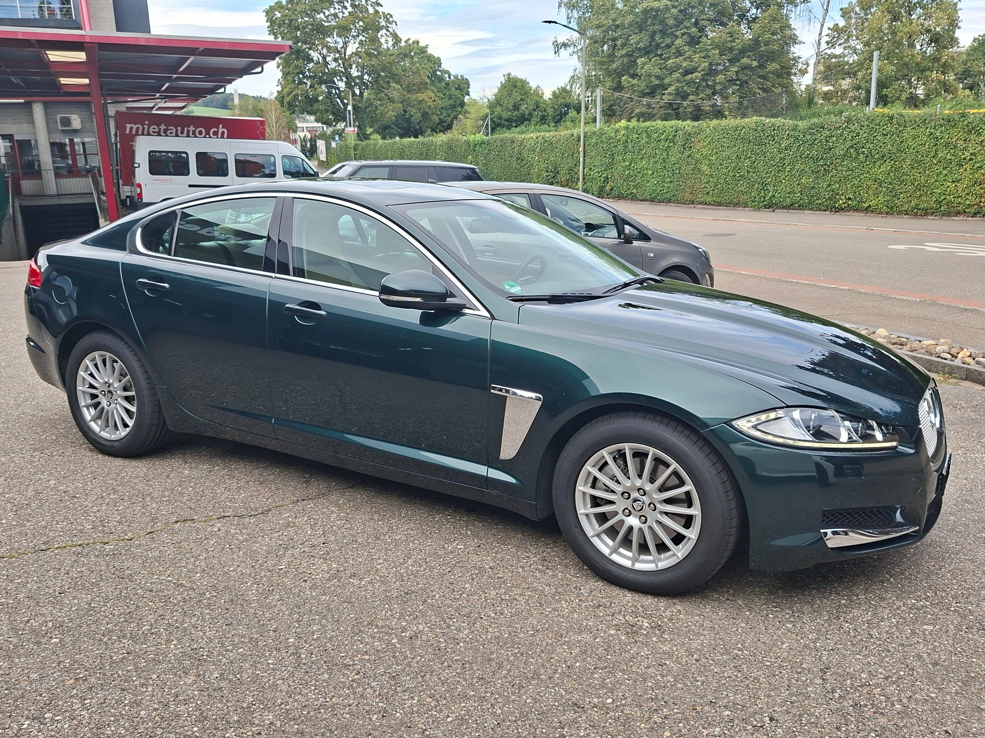 JAGUAR XF 2.2d-image-2