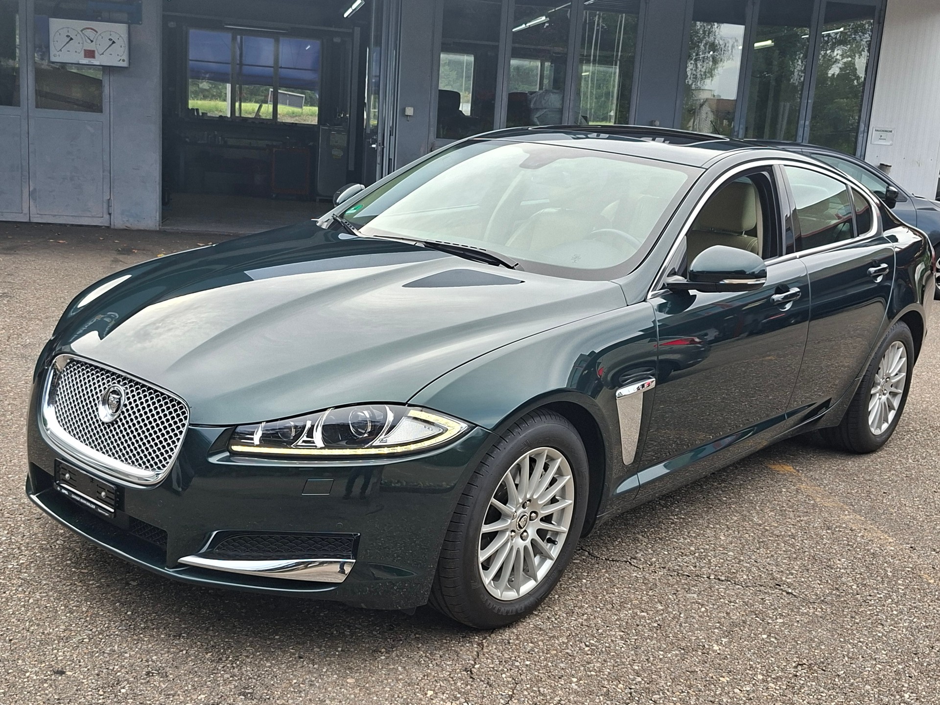 JAGUAR XF 2.2d-image-1