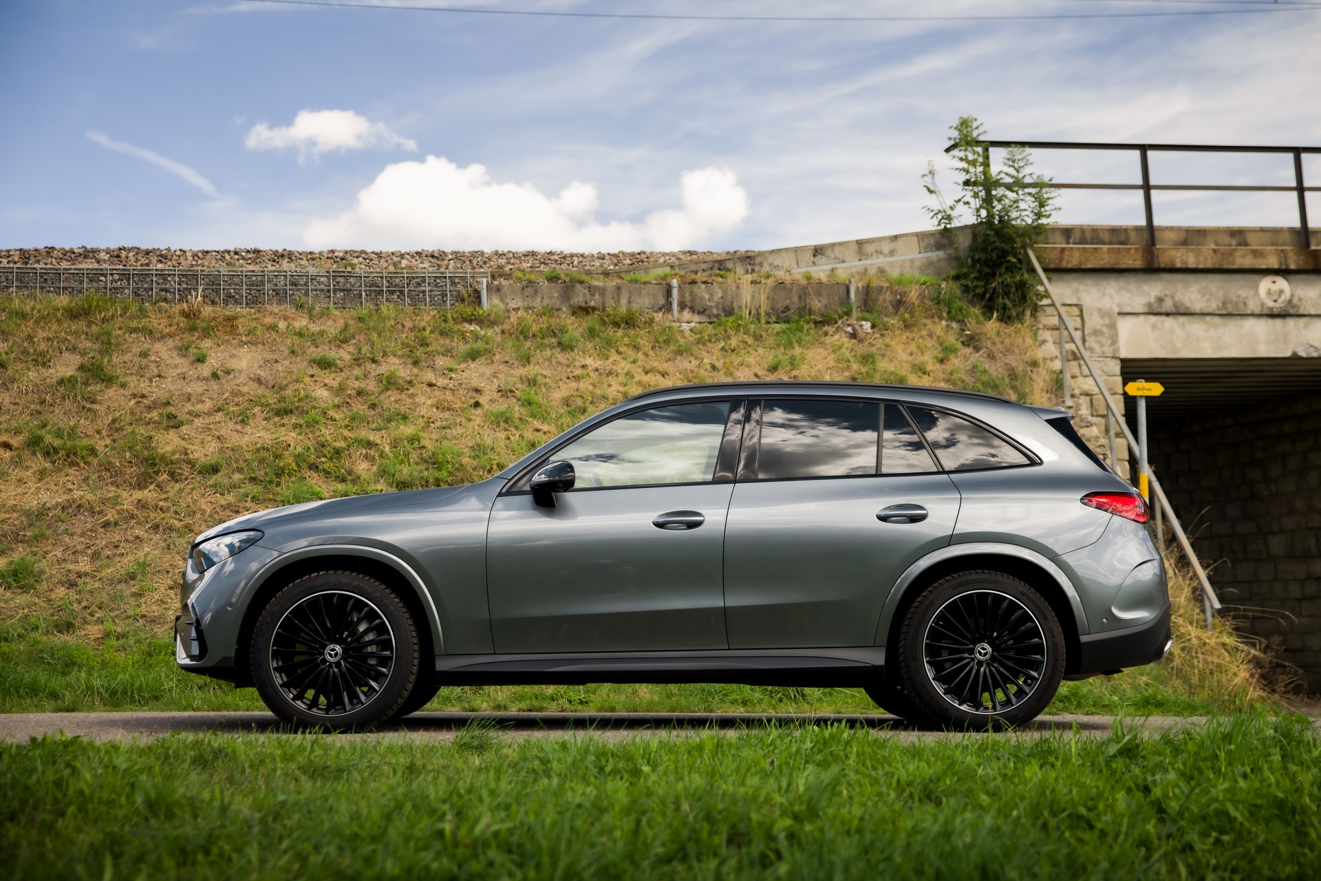 MERCEDES-BENZ GLC 300 4Matic AMG Line 9G-Tronic-image-5