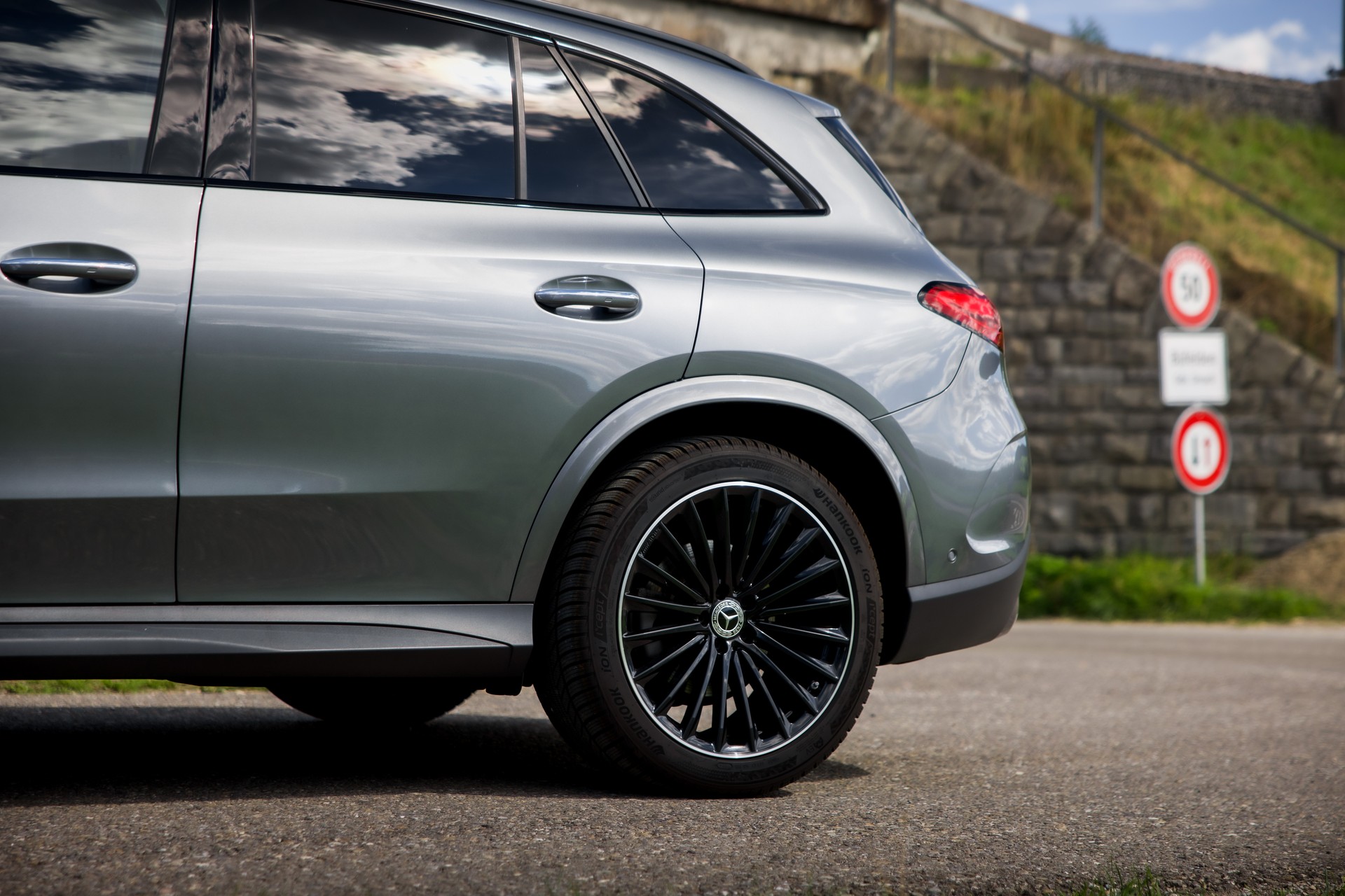 MERCEDES-BENZ GLC 300 4Matic AMG Line 9G-Tronic-image-12