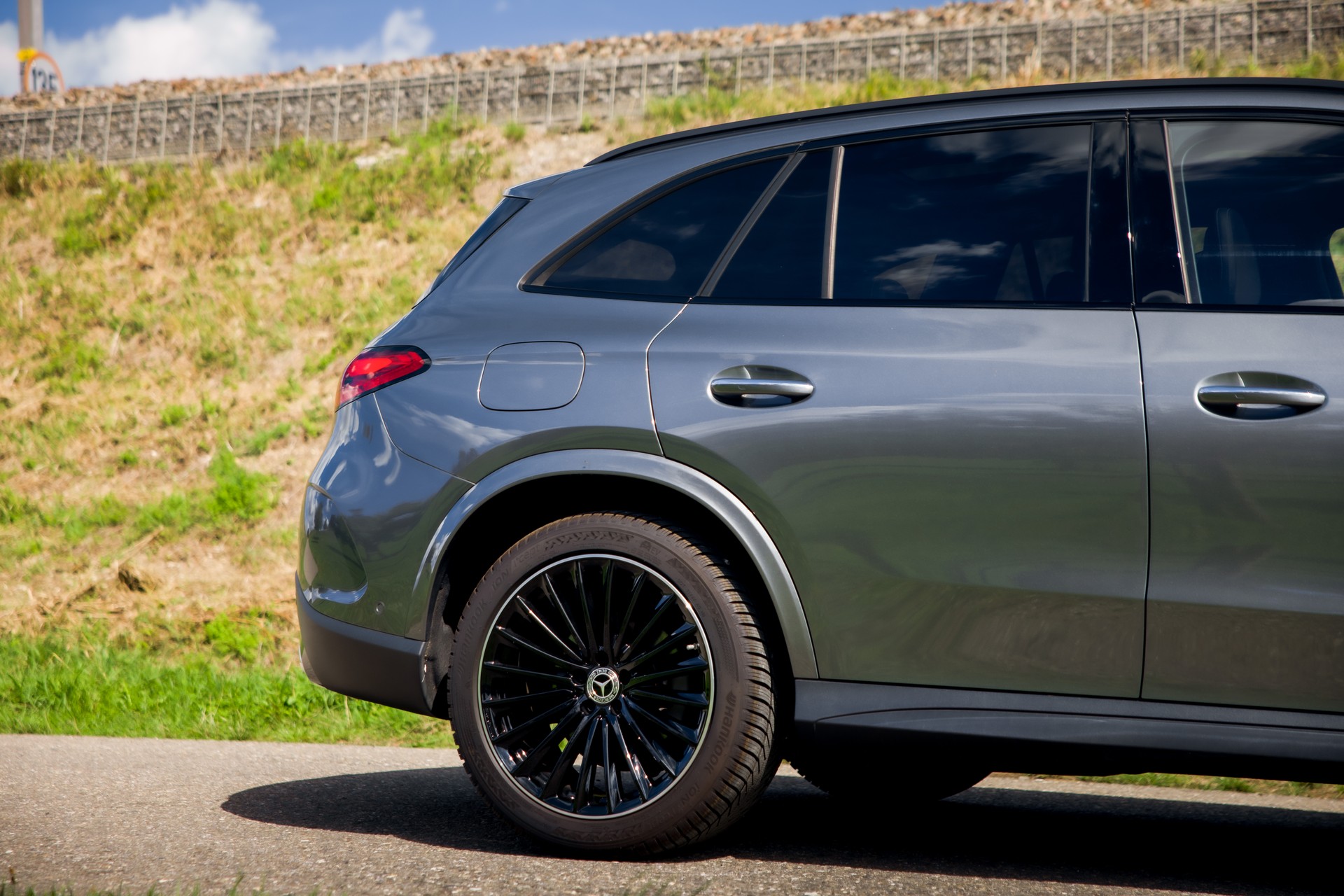 MERCEDES-BENZ GLC 300 4Matic AMG Line 9G-Tronic-image-10