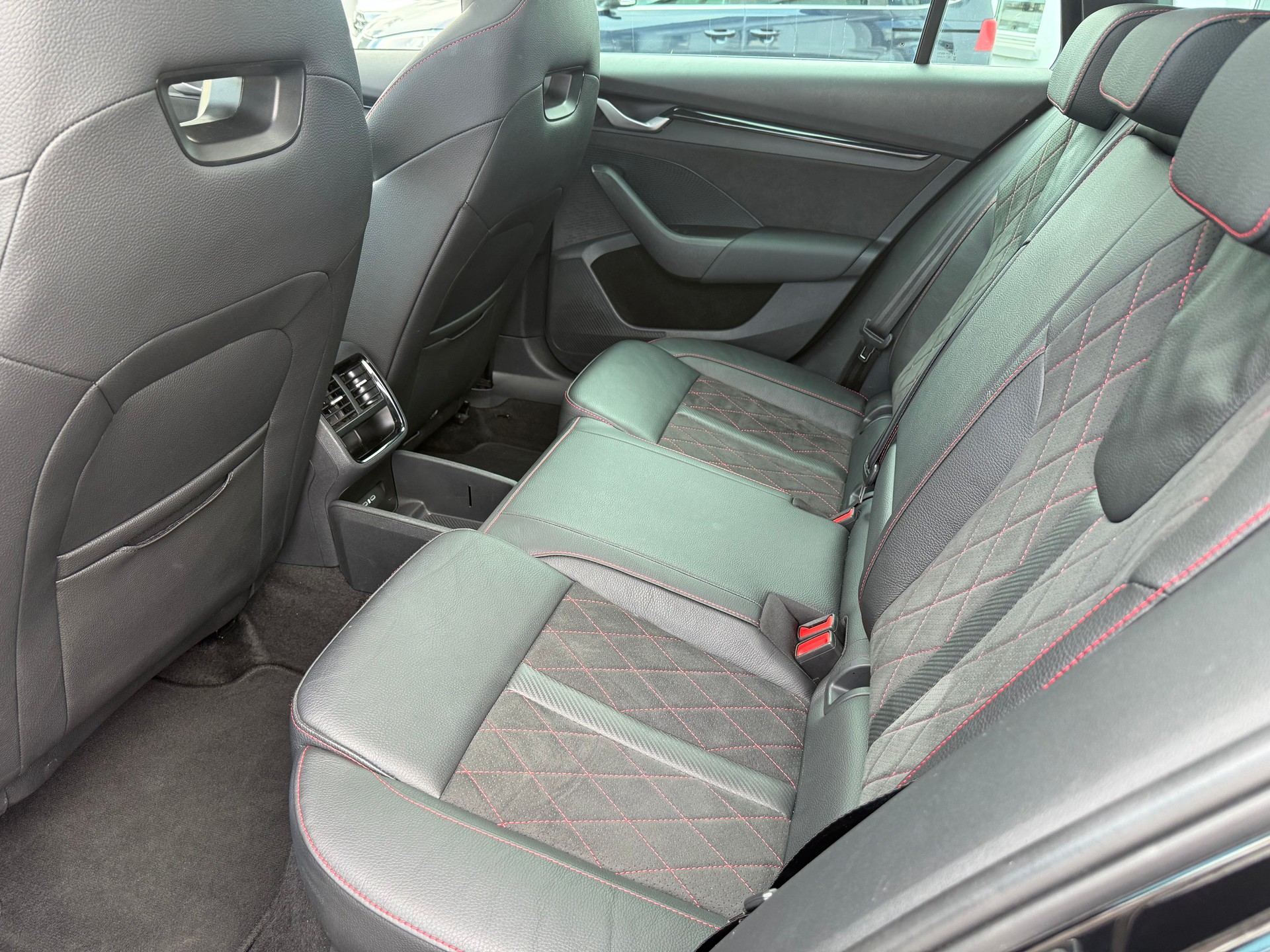 SKODA Octavia Combi 2.0 TSI DSG RS-image-10