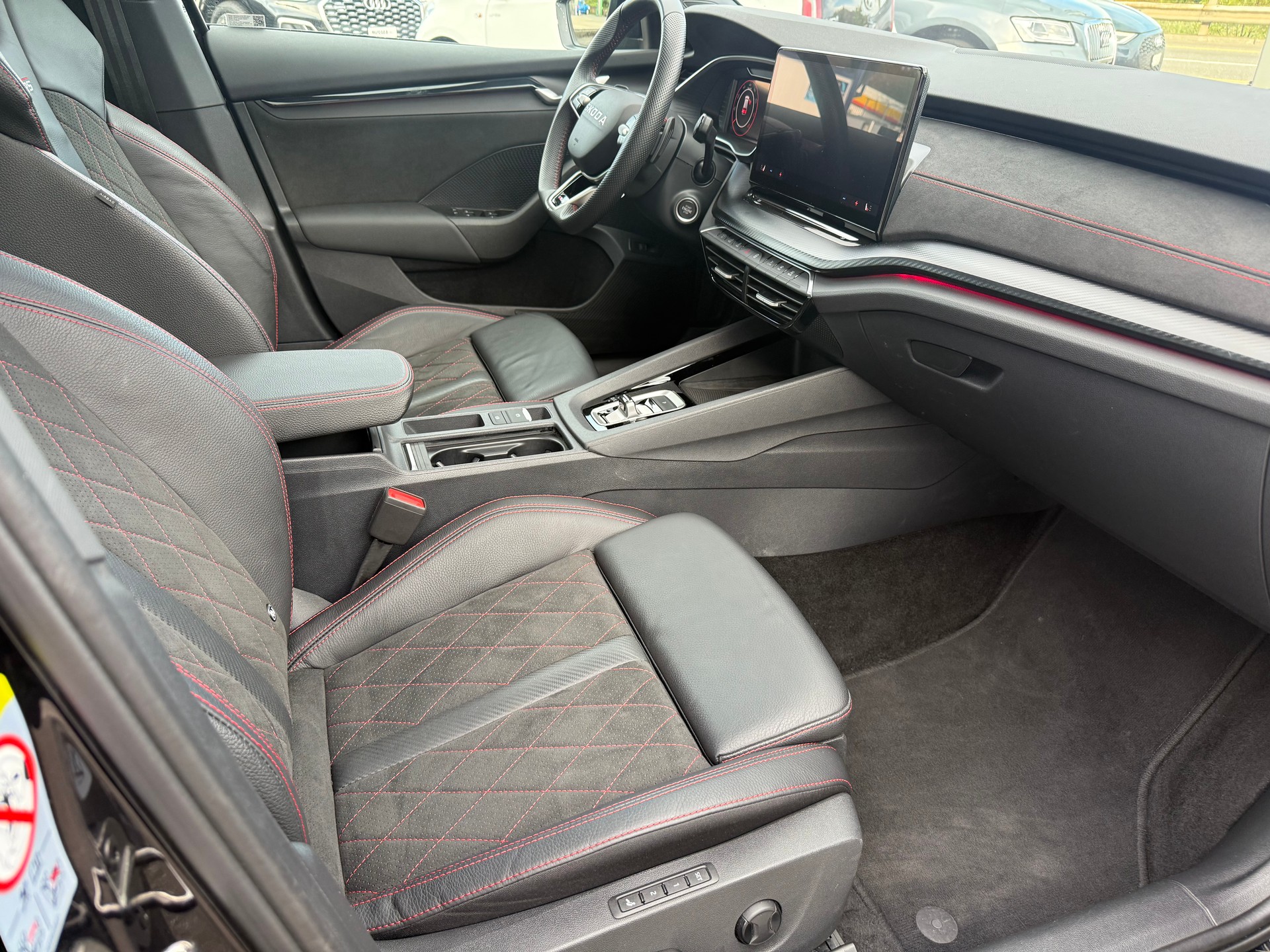 SKODA Octavia Combi 2.0 TSI DSG RS-image-13