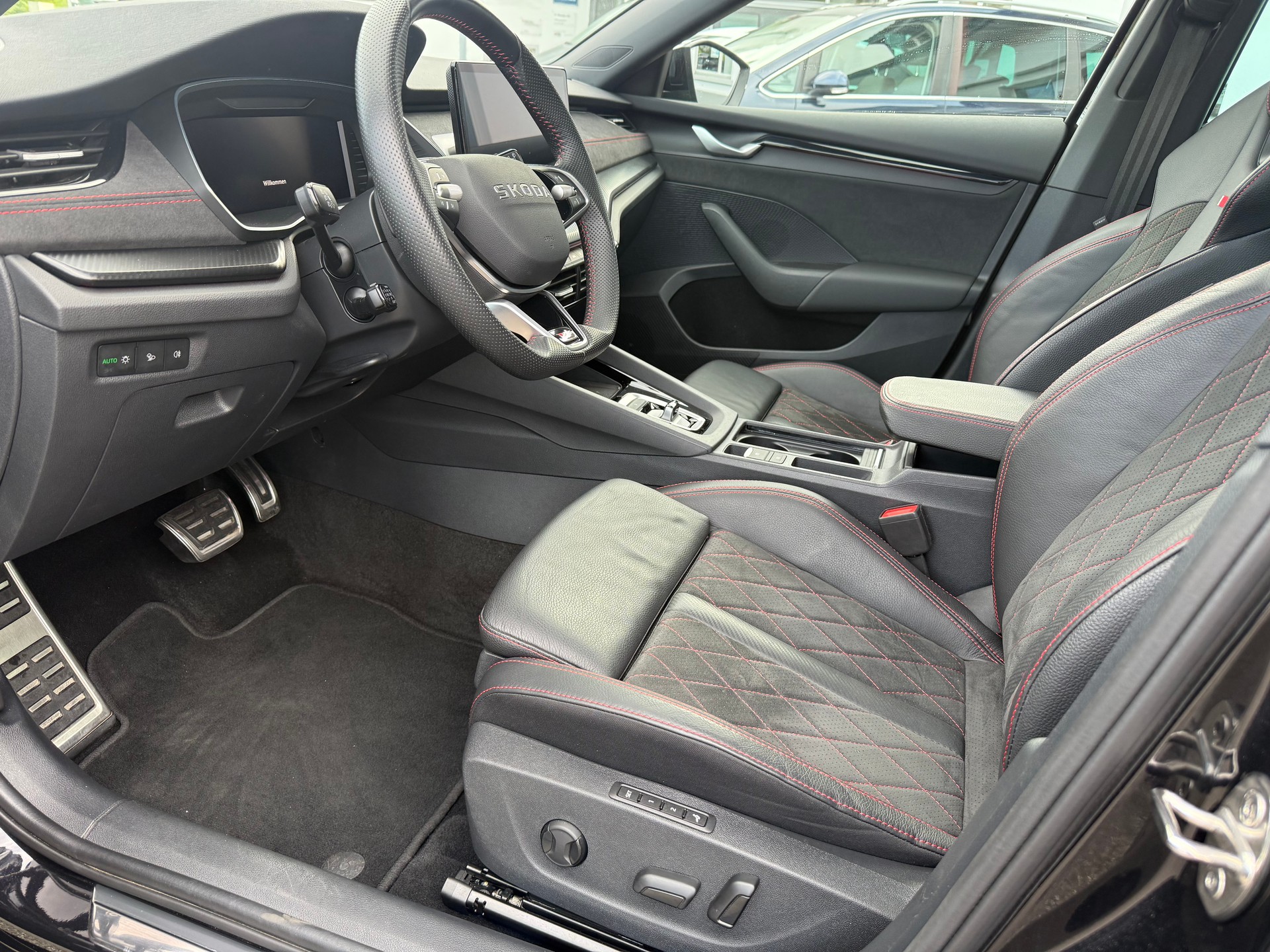 SKODA Octavia Combi 2.0 TSI DSG RS-image-9