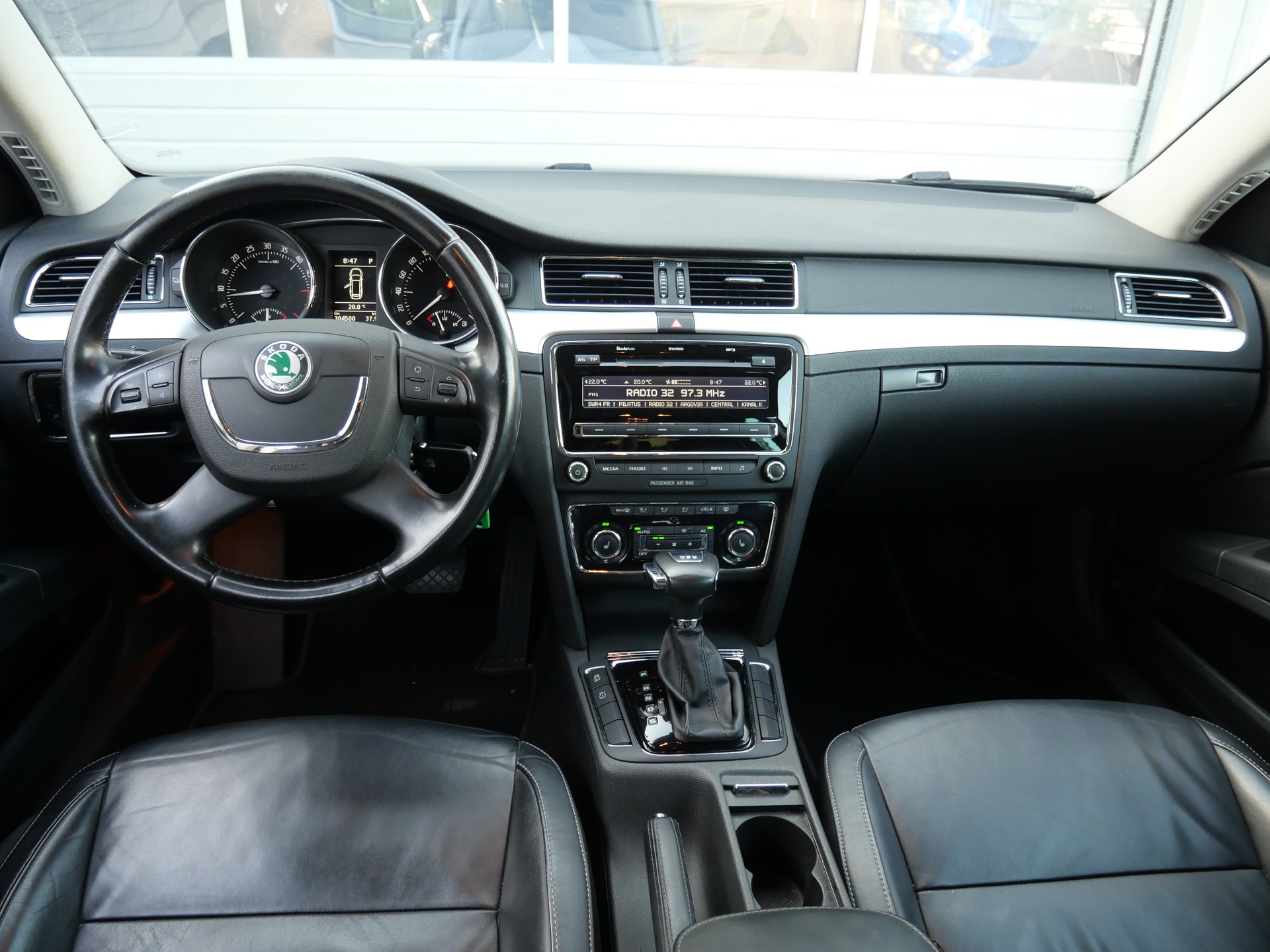 SKODA Superb Combi 2.0 TDi Ambition DSG *MFK-09.26*-image-11