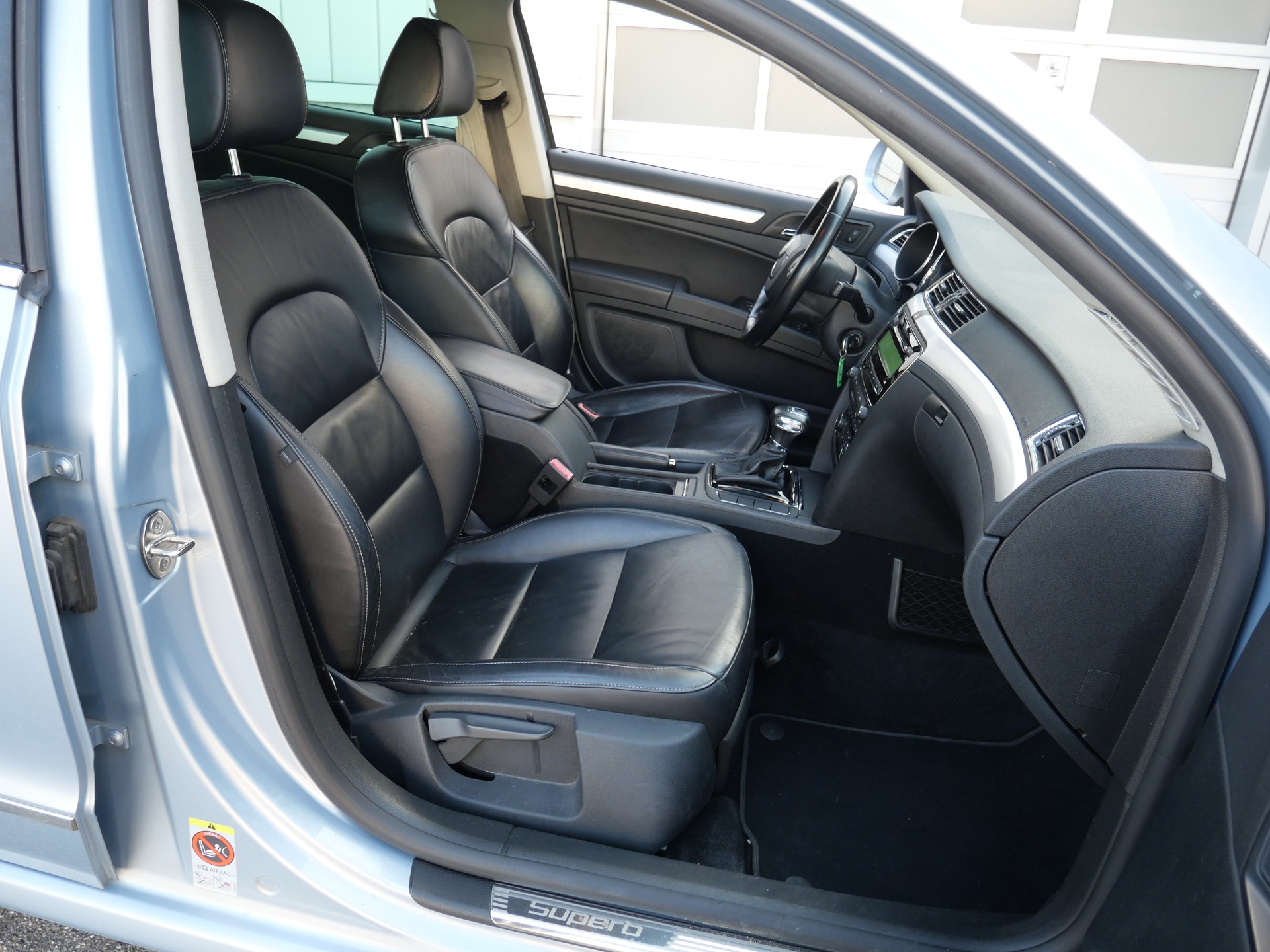 SKODA Superb Combi 2.0 TDi Ambition DSG *MFK-09.26*-image-9