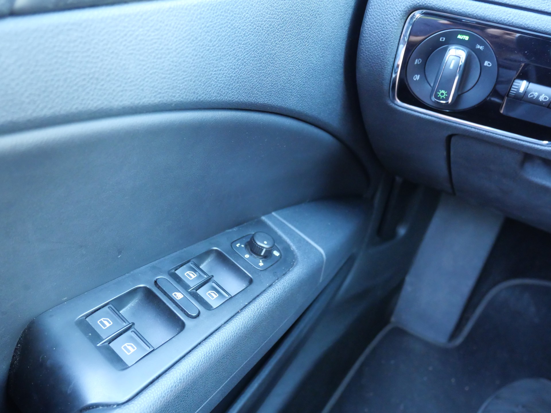 SKODA Superb Combi 2.0 TDi Ambition DSG *MFK-09.26*-image-15