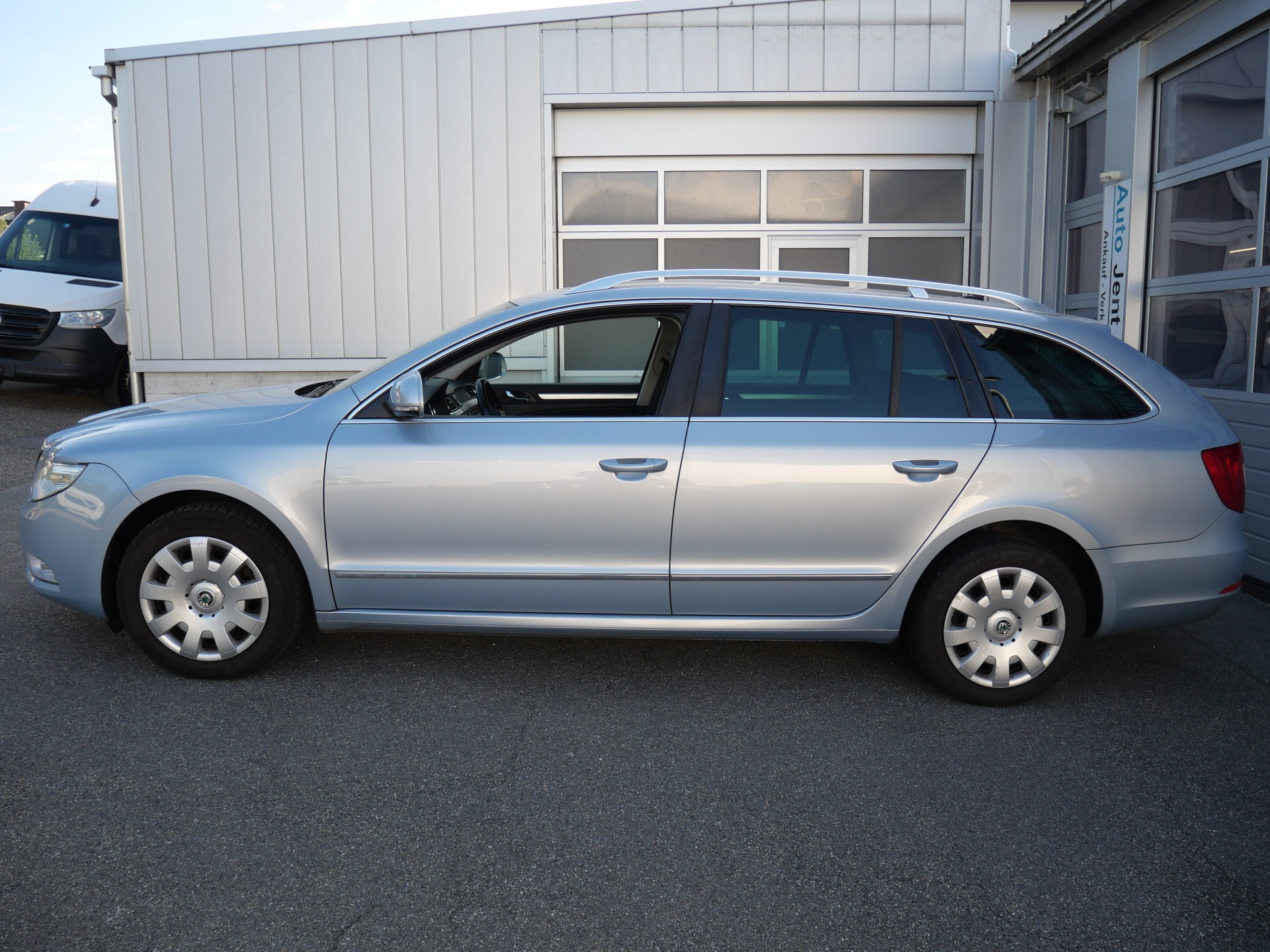 SKODA Superb Combi 2.0 TDi Ambition DSG *MFK-09.26*-showroom-element-1
