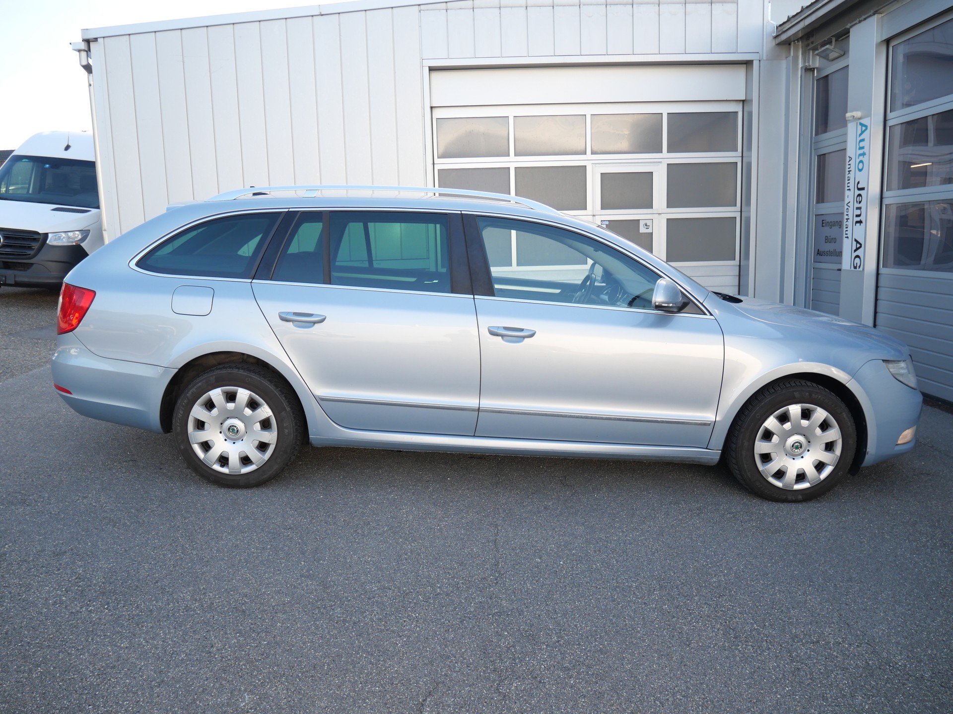 SKODA Superb Combi 2.0 TDi Ambition DSG *MFK-09.26*-image-4