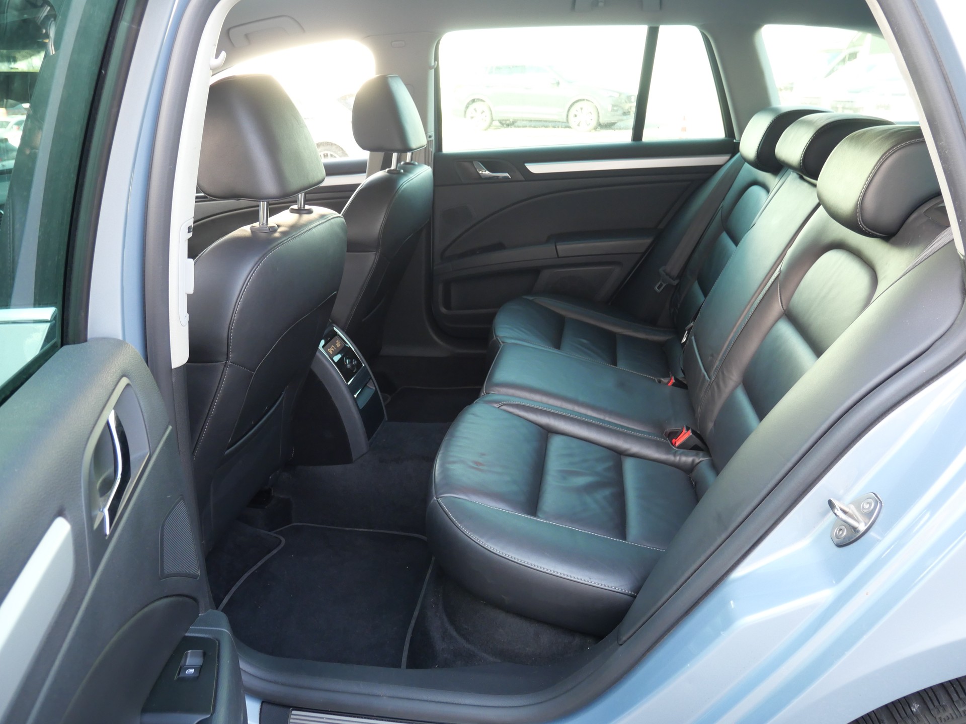 SKODA Superb Combi 2.0 TDi Ambition DSG *MFK-09.26*-image-8