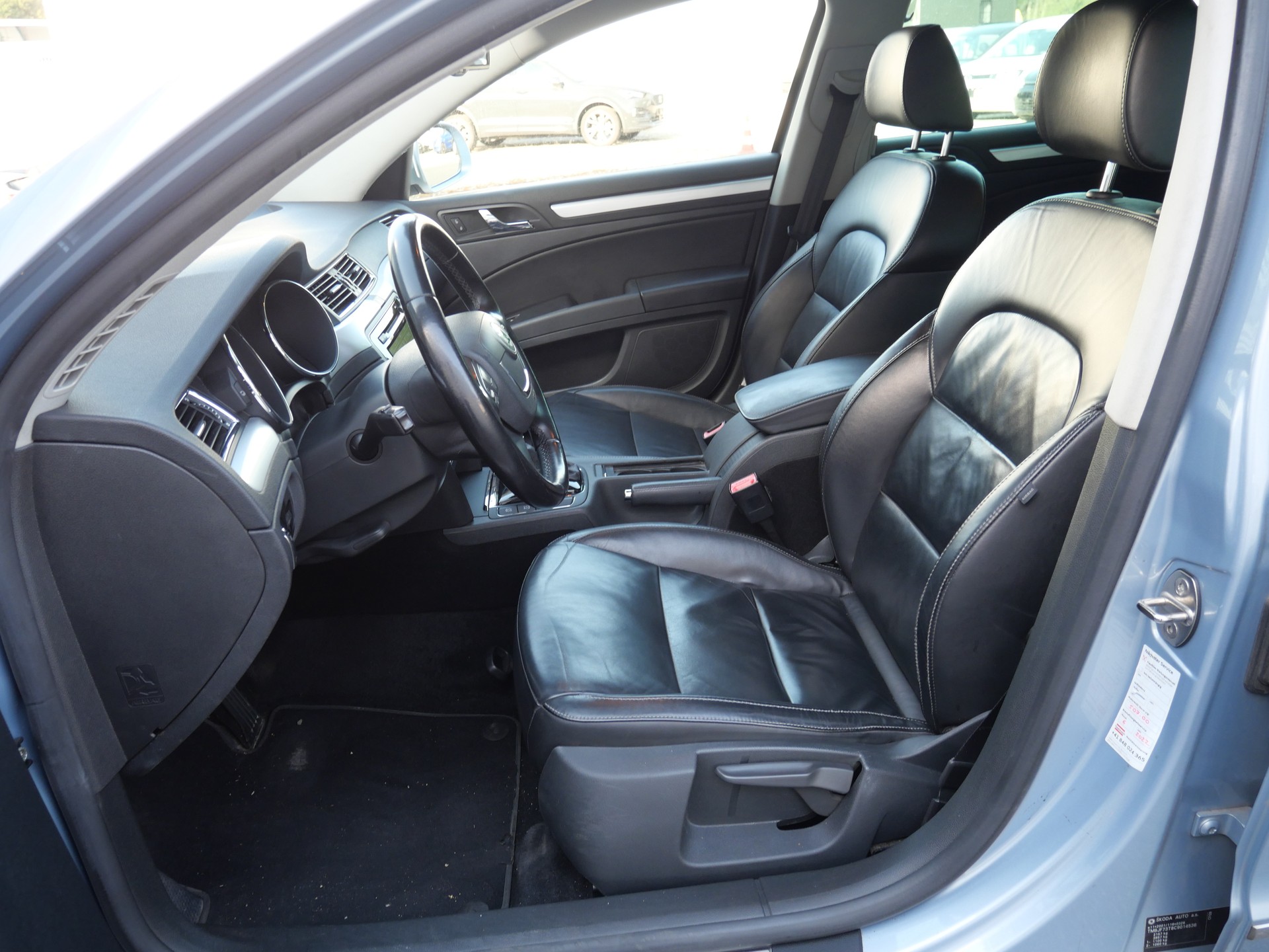 SKODA Superb Combi 2.0 TDi Ambition DSG *MFK-09.26*-image-10