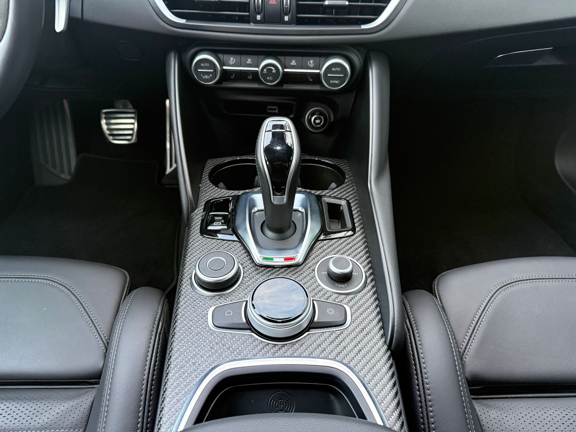 ALFA ROMEO Giulia 2.9 V6 Quadrifoglio 520PS "Rosso Etan+Akrapovic"-image-11