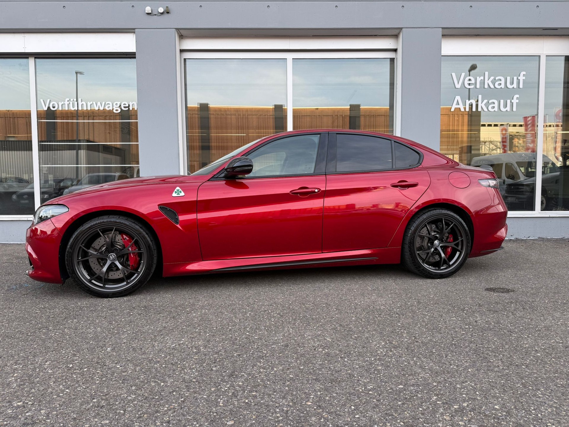 ALFA ROMEO Giulia 2.9 V6 Quadrifoglio 520PS "Rosso Etan+Akrapovic"-image-4