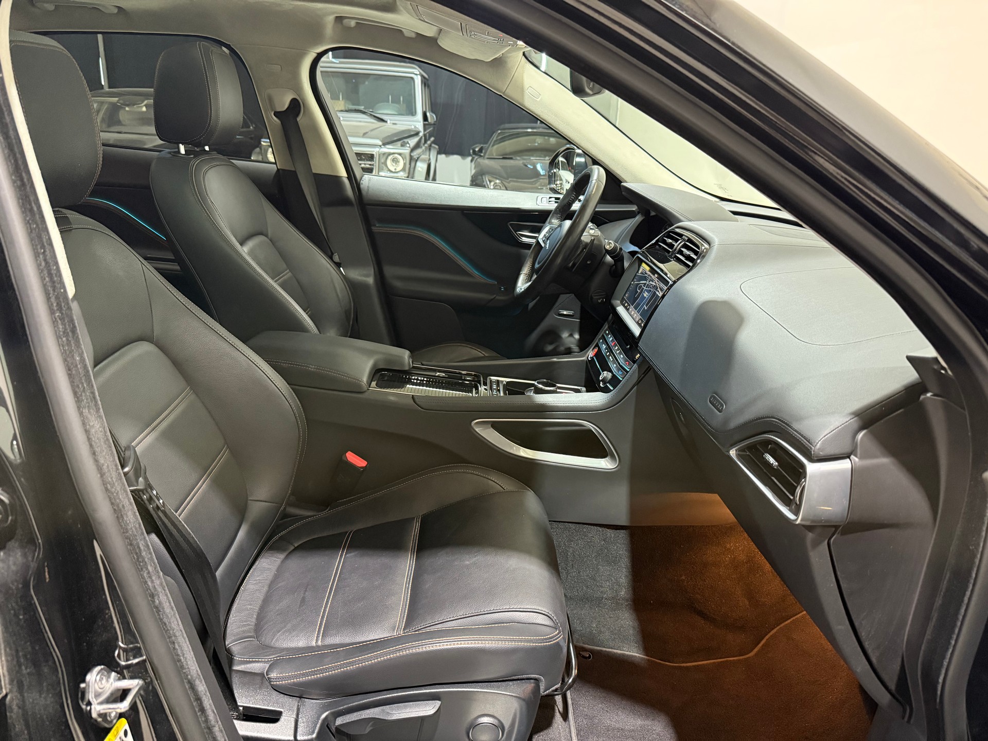 JAGUAR F-Pace 25t 2.0 Pure AWD Automatik CH-Fahrzeug-image-13