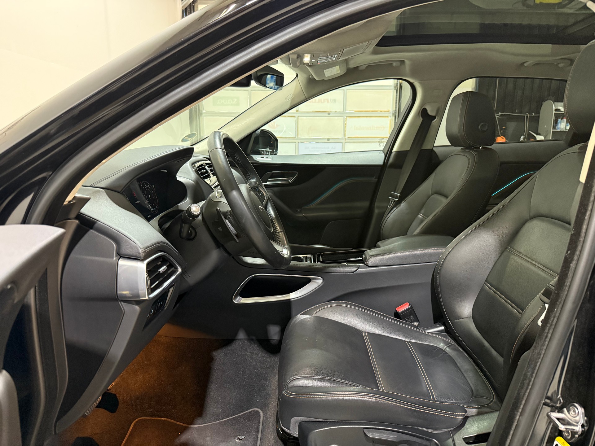 JAGUAR F-Pace 25t 2.0 Pure AWD Automatik CH-Fahrzeug-image-12