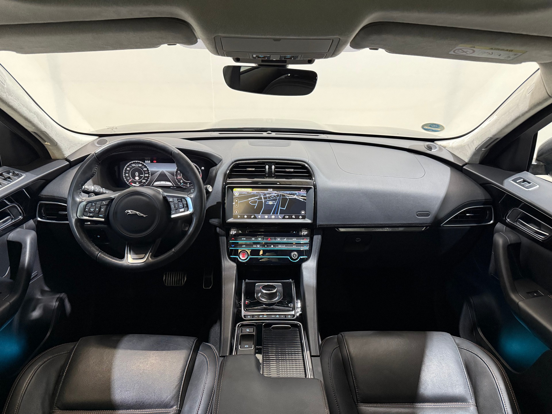 JAGUAR F-Pace 25t 2.0 Pure AWD Automatik CH-Fahrzeug-image-11
