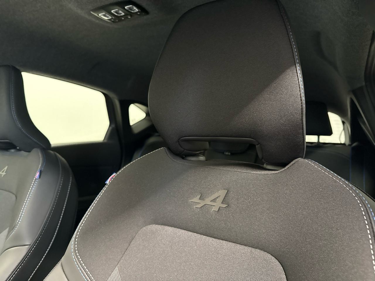 RENAULT Captur 1.8 E-Tech 160 Esprit Alpine DHT-image-4