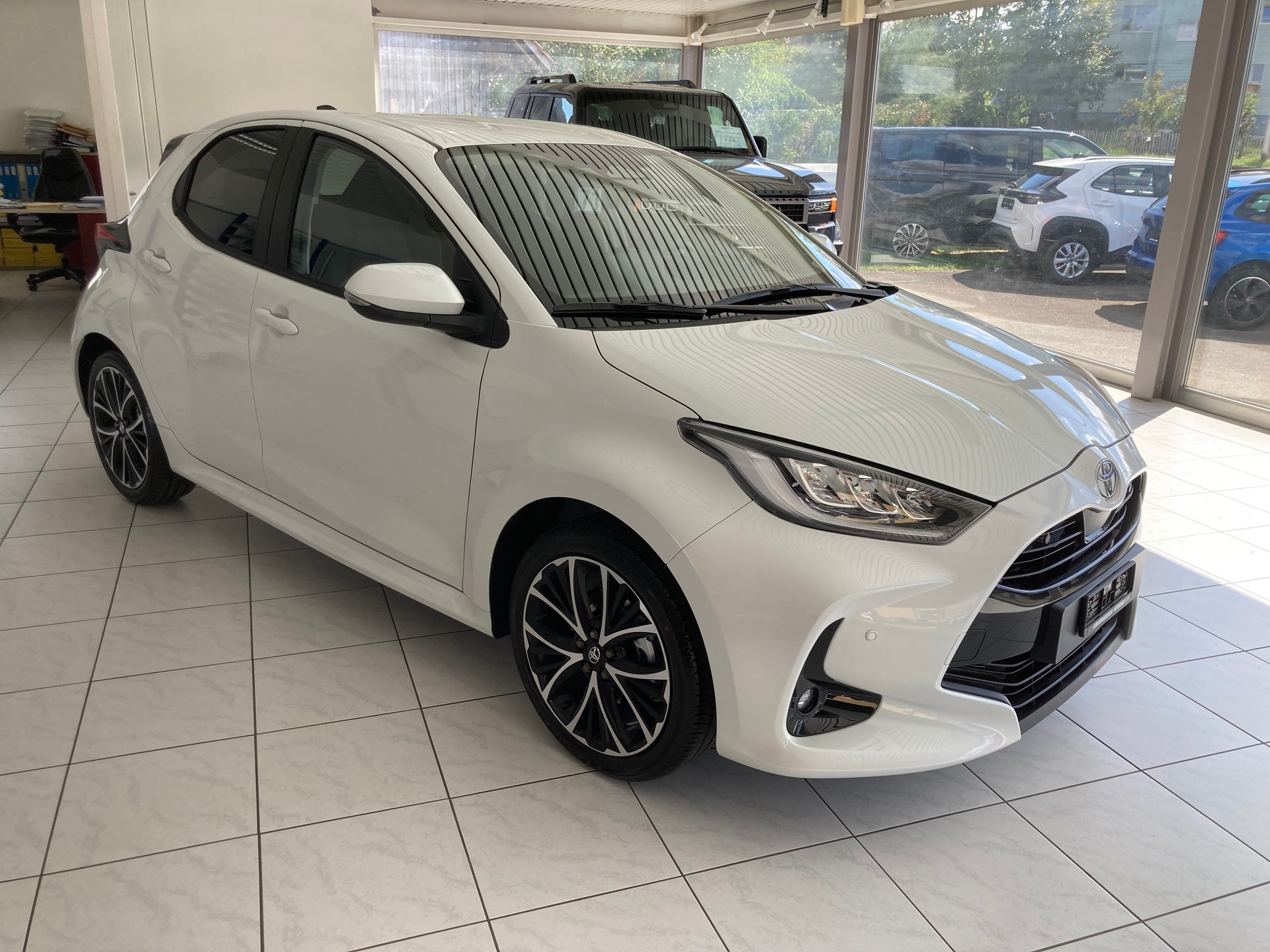 TOYOTA Yaris 1.5 Trend e-CVT-image-2